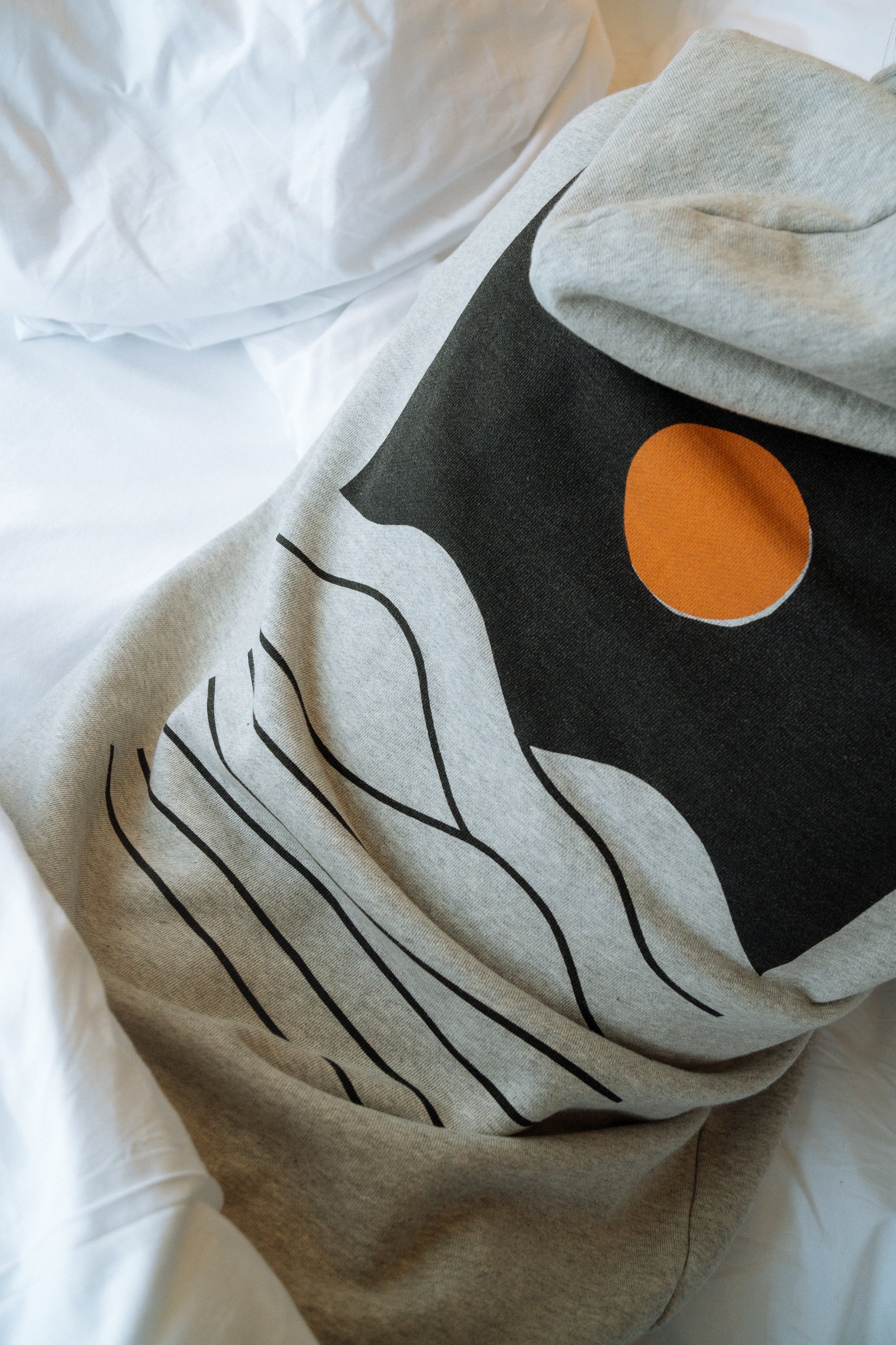 Grauer Hoodie von SALZWASSER mit Backprint von Miles Tewson