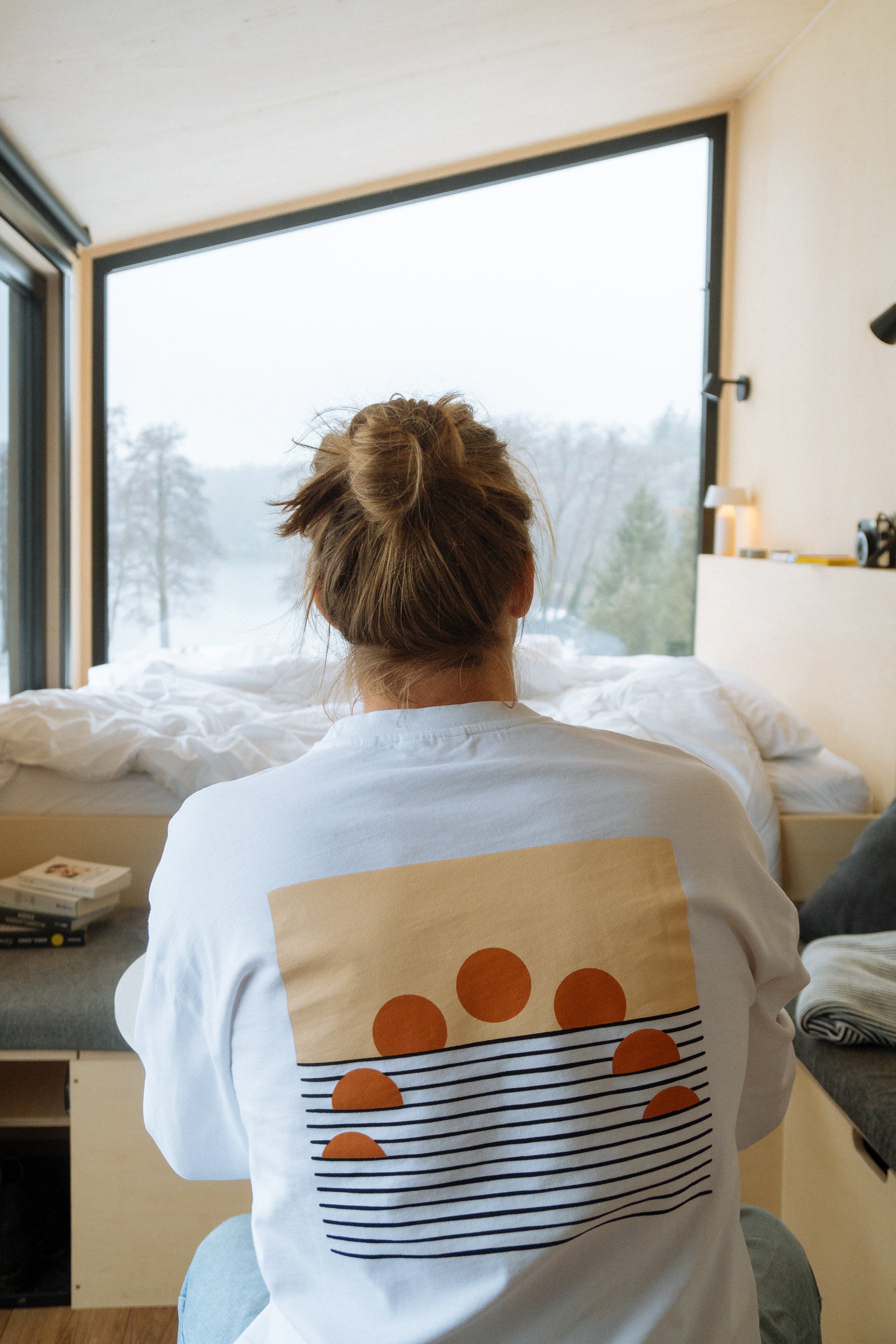 Weißes Longsleeves mit Backprint von Miles Tewson