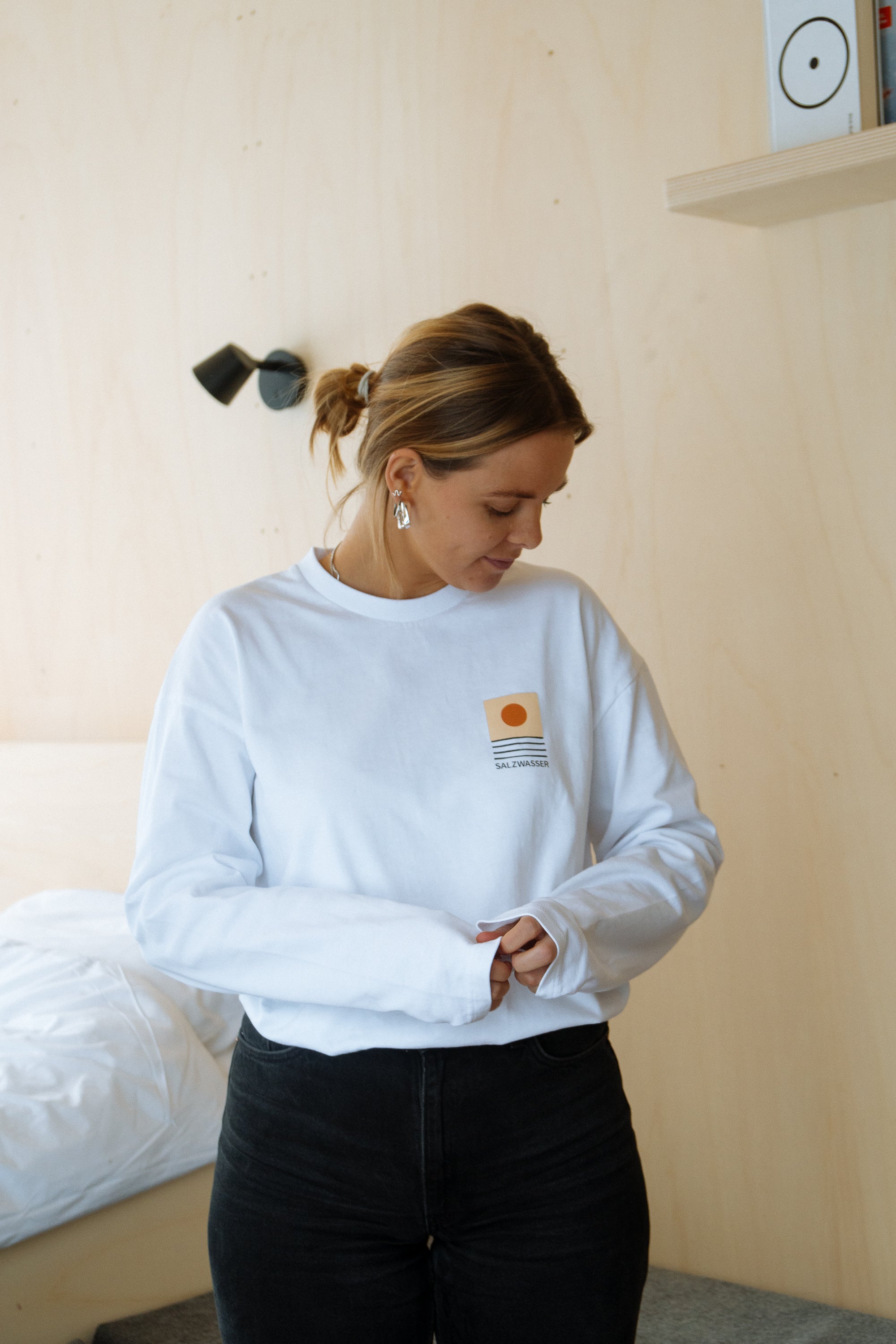 Unisex Langarmshirt mit Miles Tewson Print