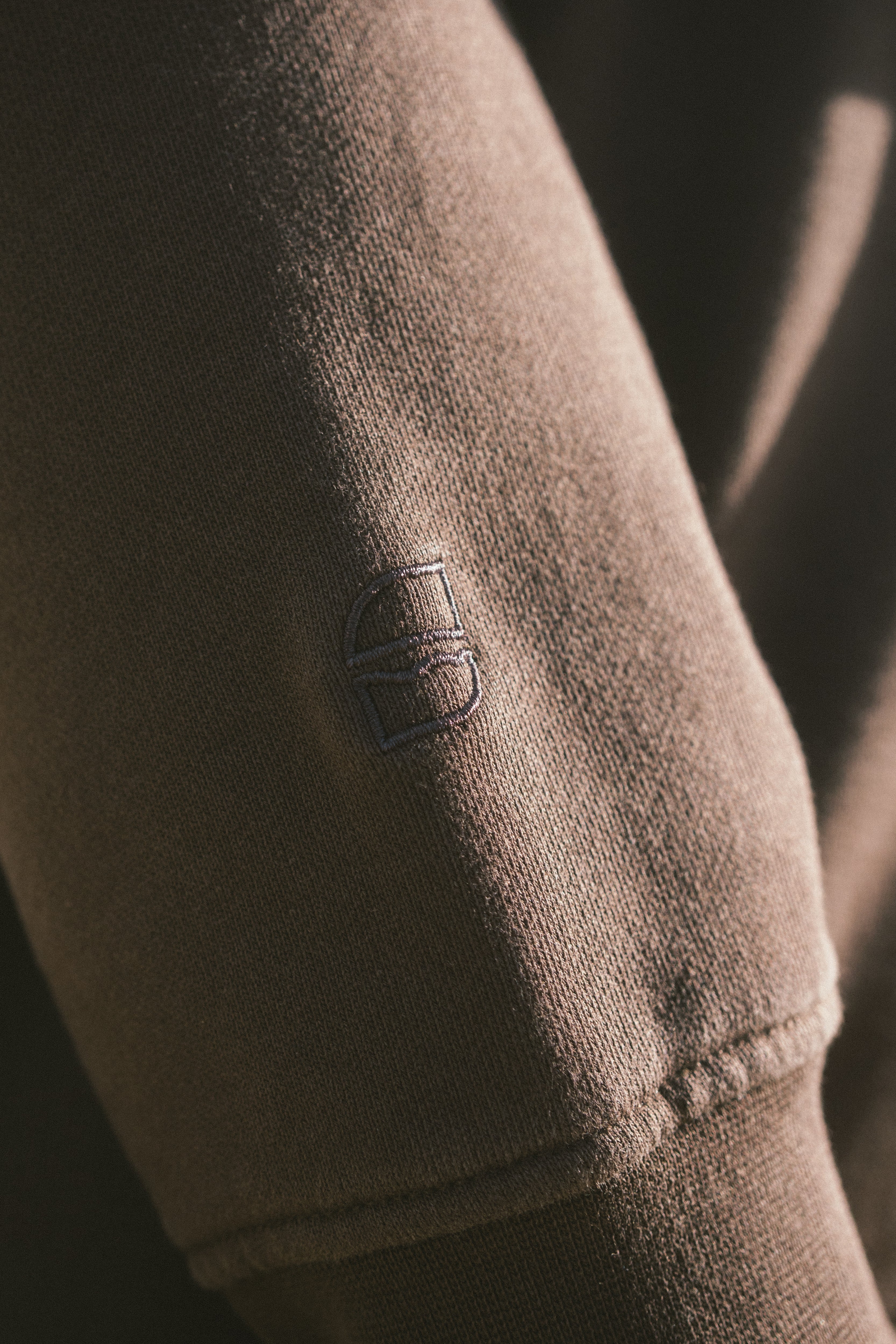 Zeitlos und schlichter Logo Stick auf braunem Herren Crewneck