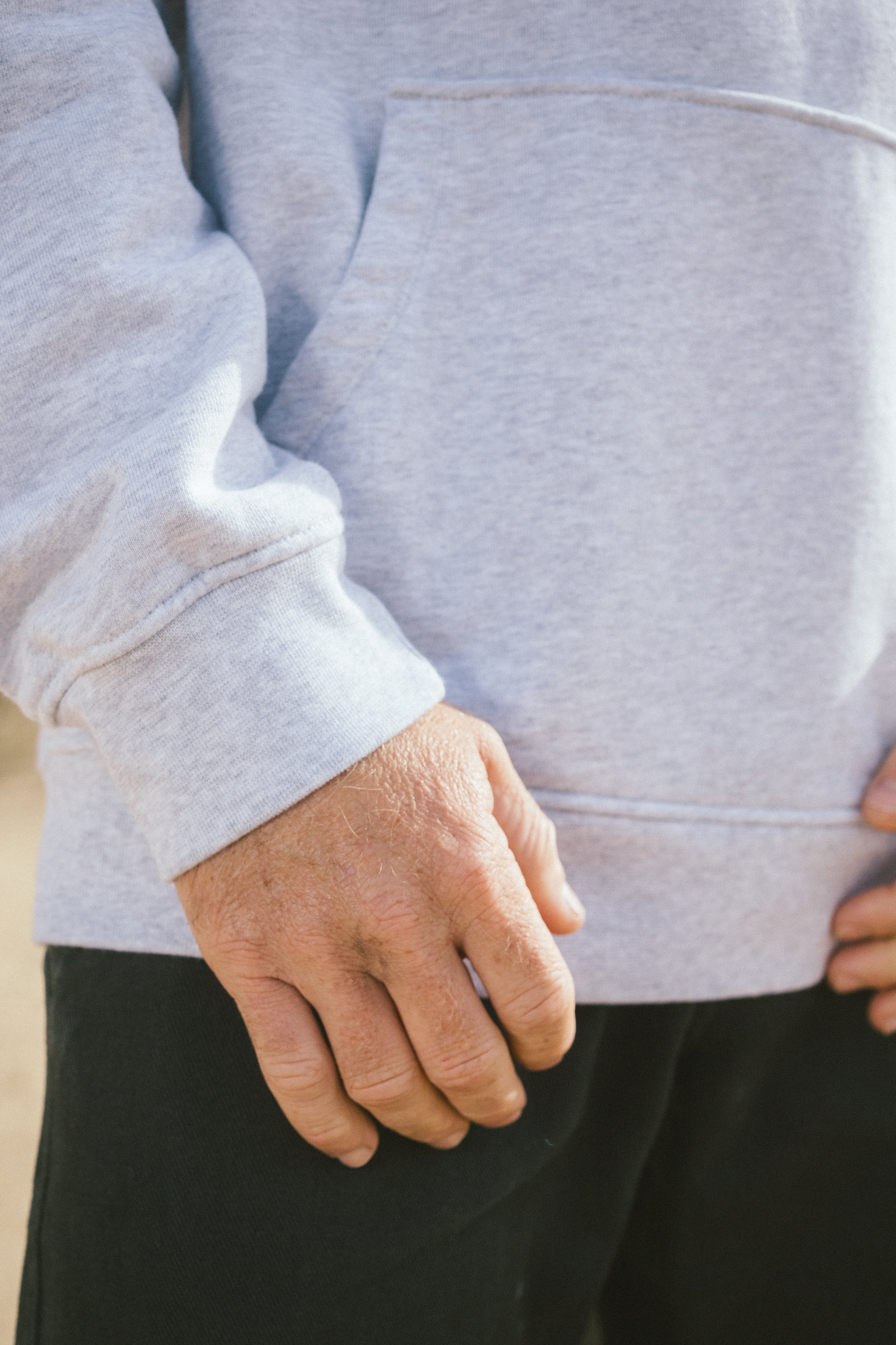 Kapuzenpullover Hoodie mit Fronttasche in Hellgrau aus Bio Baumwolle