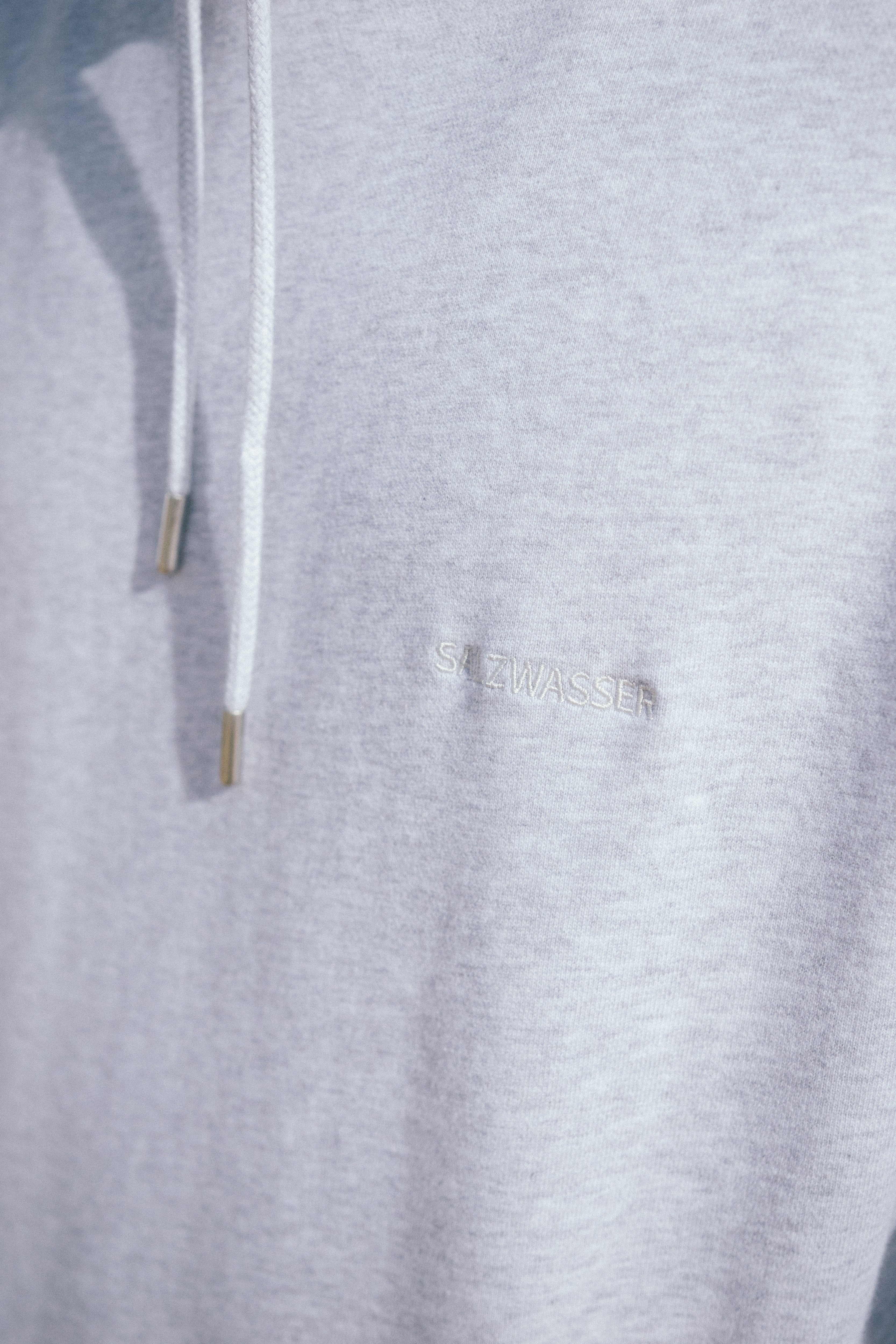 Hoodie in Hellgrau aus bestem Stoff langlebig und zeitlos von SALZWASSER