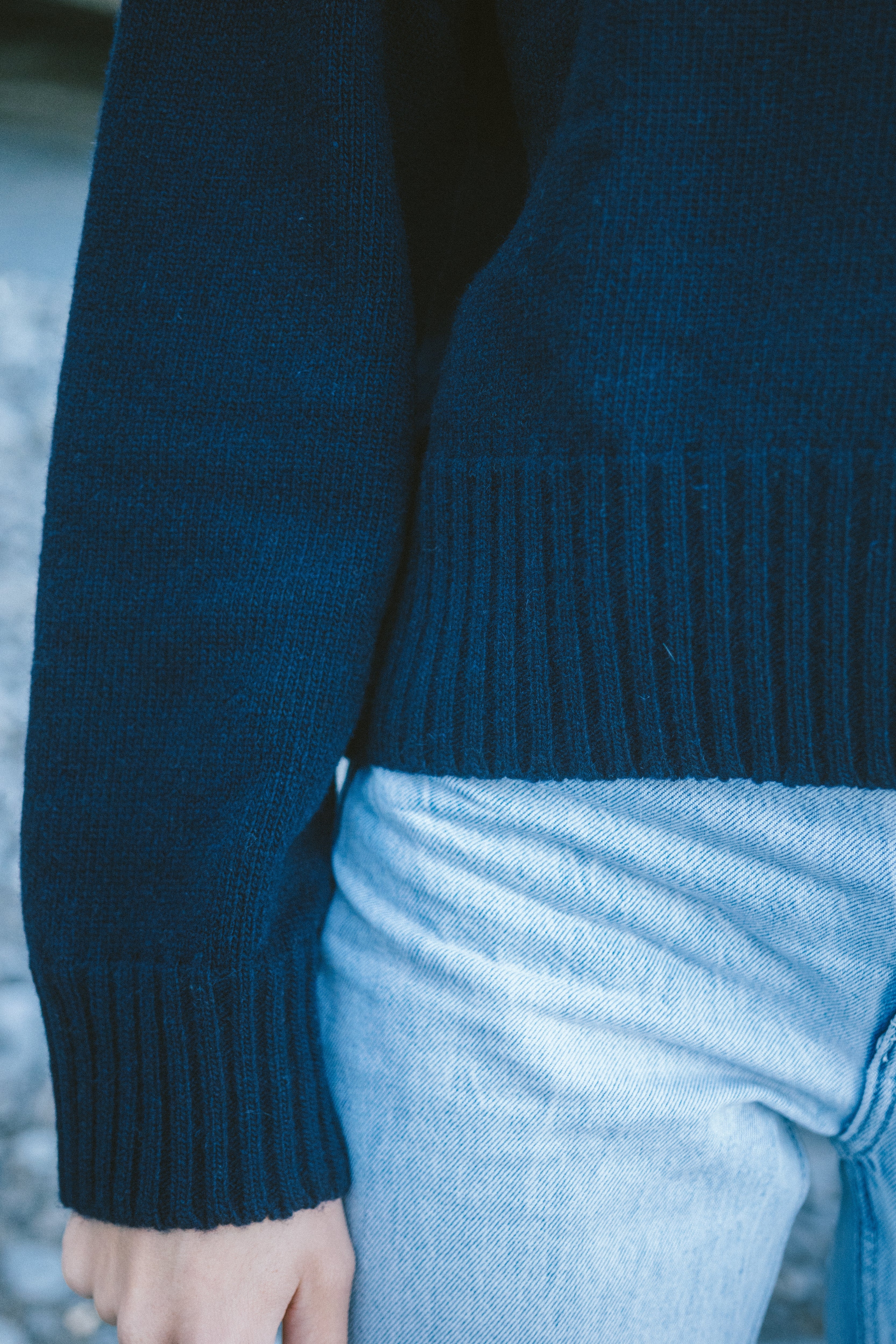 Dunkelblauer Strickpullover mit Rippbund für Damen aus Merinowolle