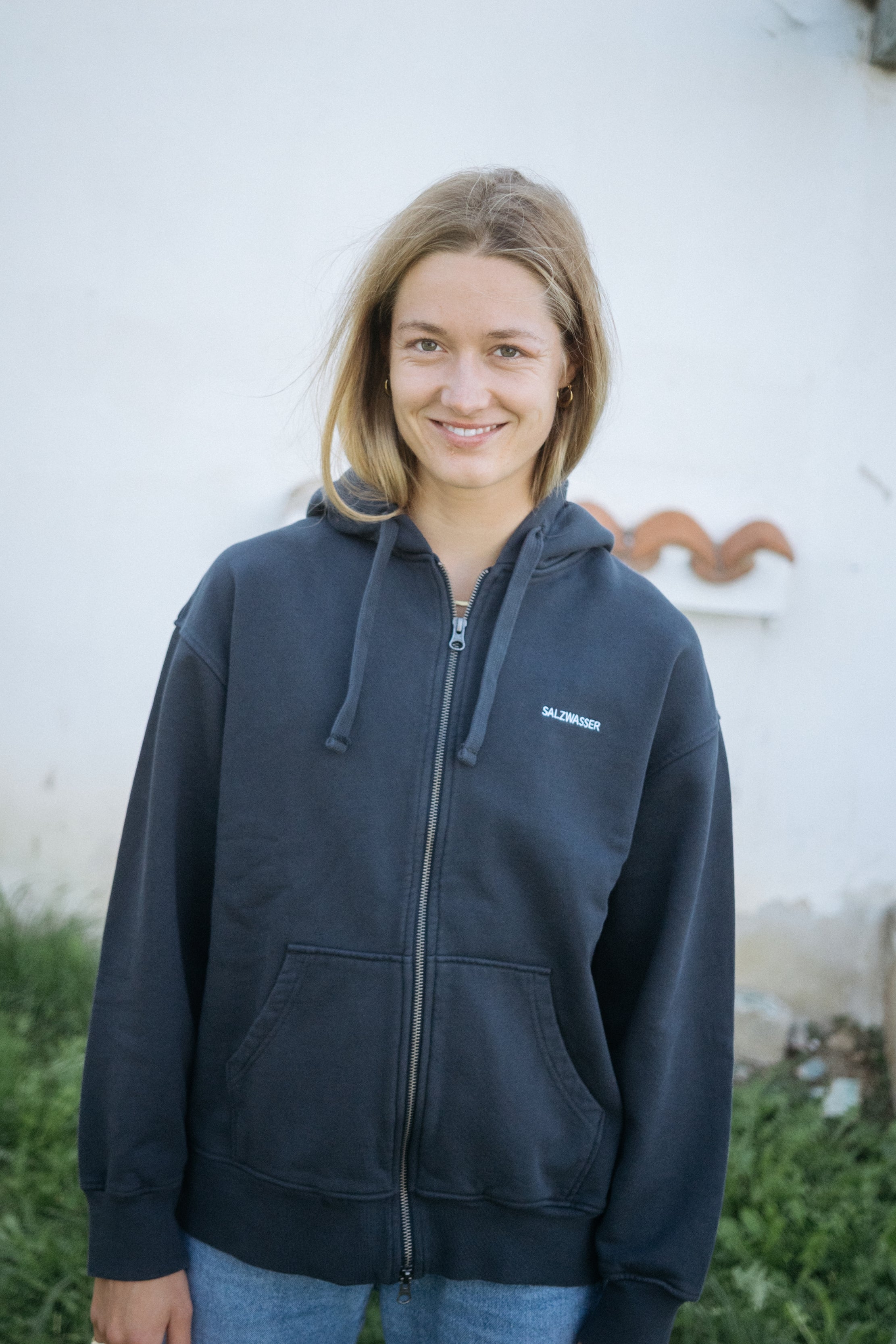 Blauer Kapuzenpullover mit Reißverschluss von SALZWASSER _women
