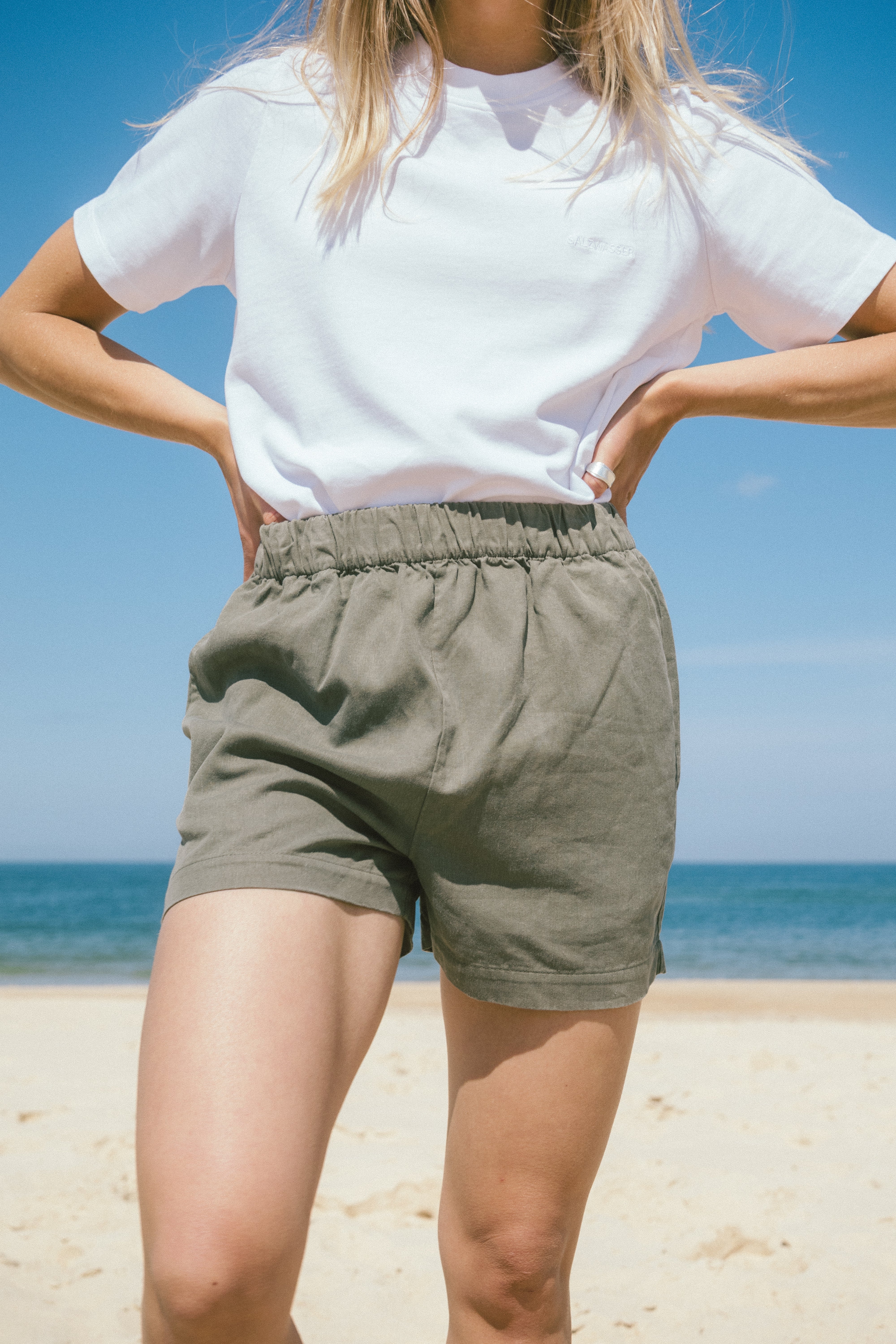 Kurze Hose für Damen aus Leinen in Olivgrün von SALZWASSER
