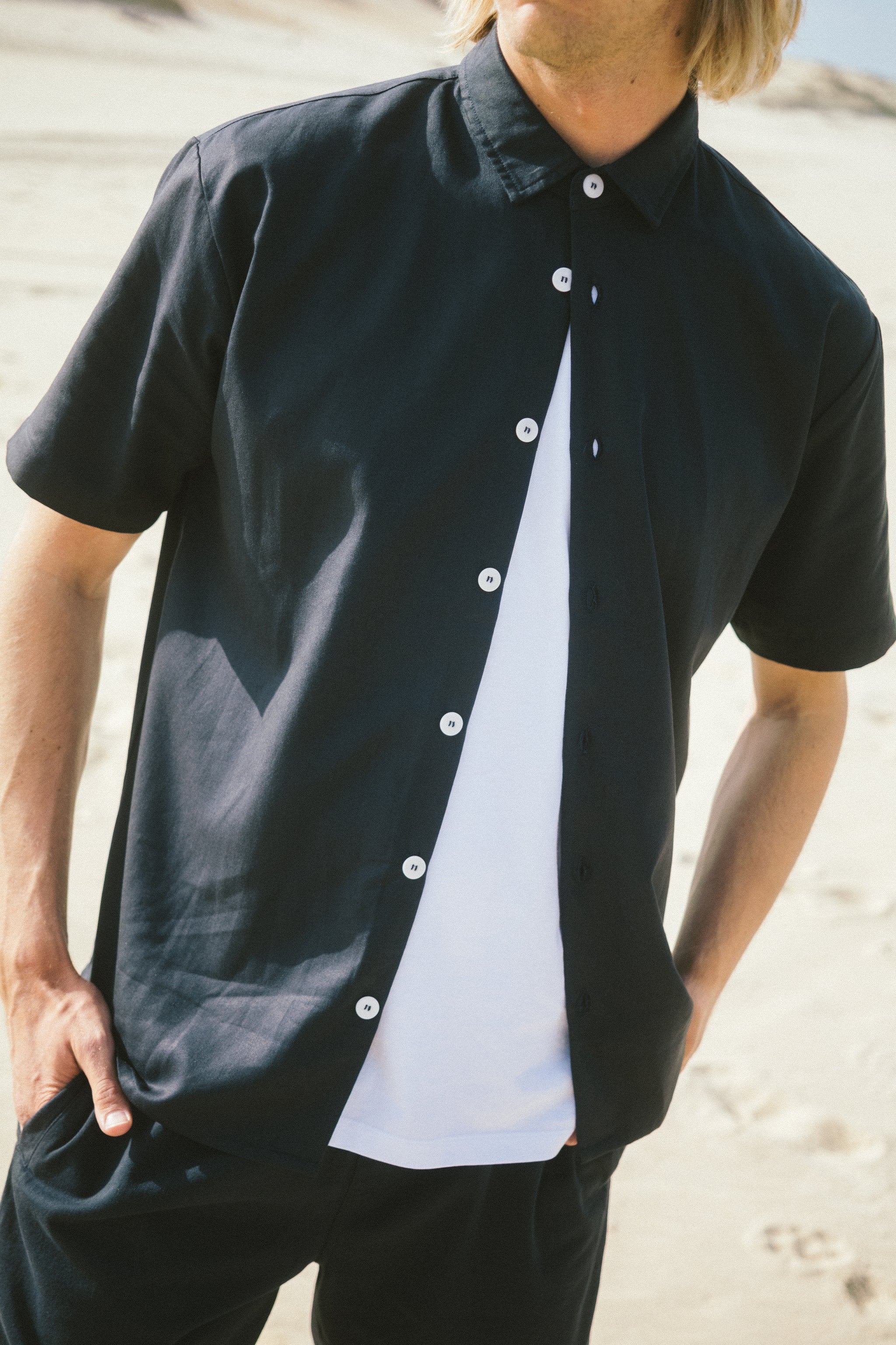 Dunkelblaues Unisex Kurzarm Hemd aus Leinen nachhaltig von SALZWASSER