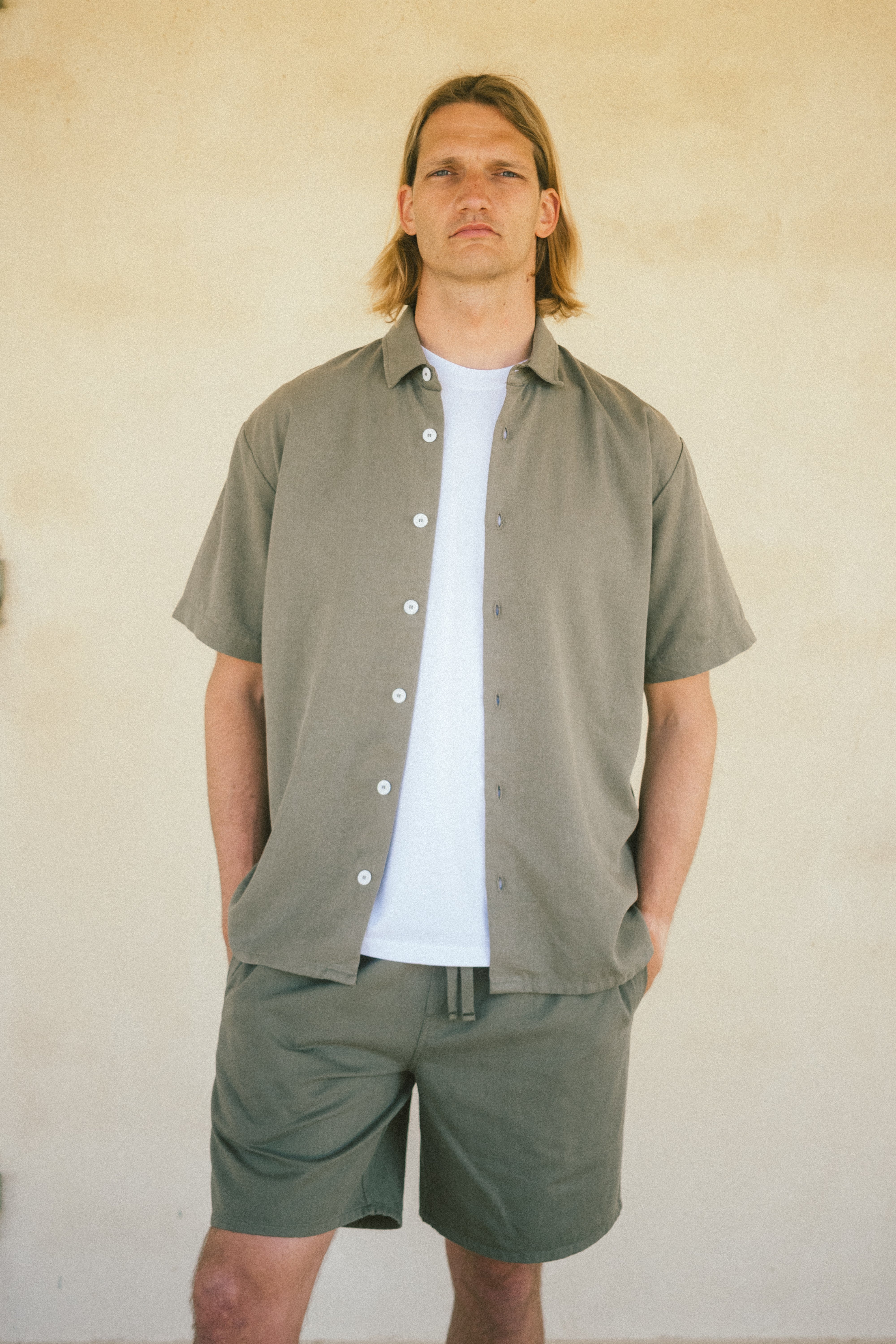 Unisex Herren Hemd aus Leinen in Olivgrün aus Europa