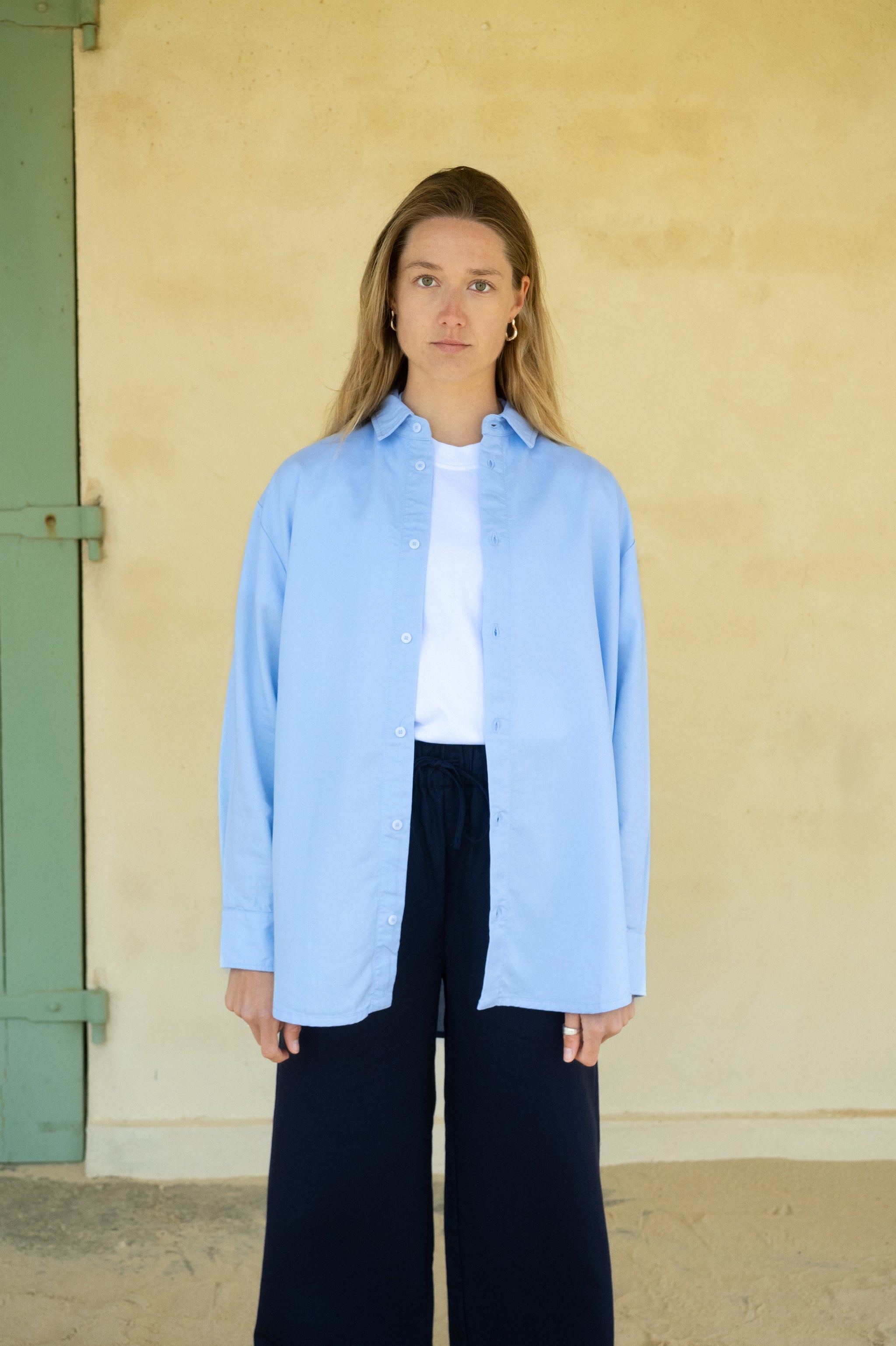 Hellblaues Leinenhemd für Damen in bester Qualität und nachhaltig von SALZWASSER