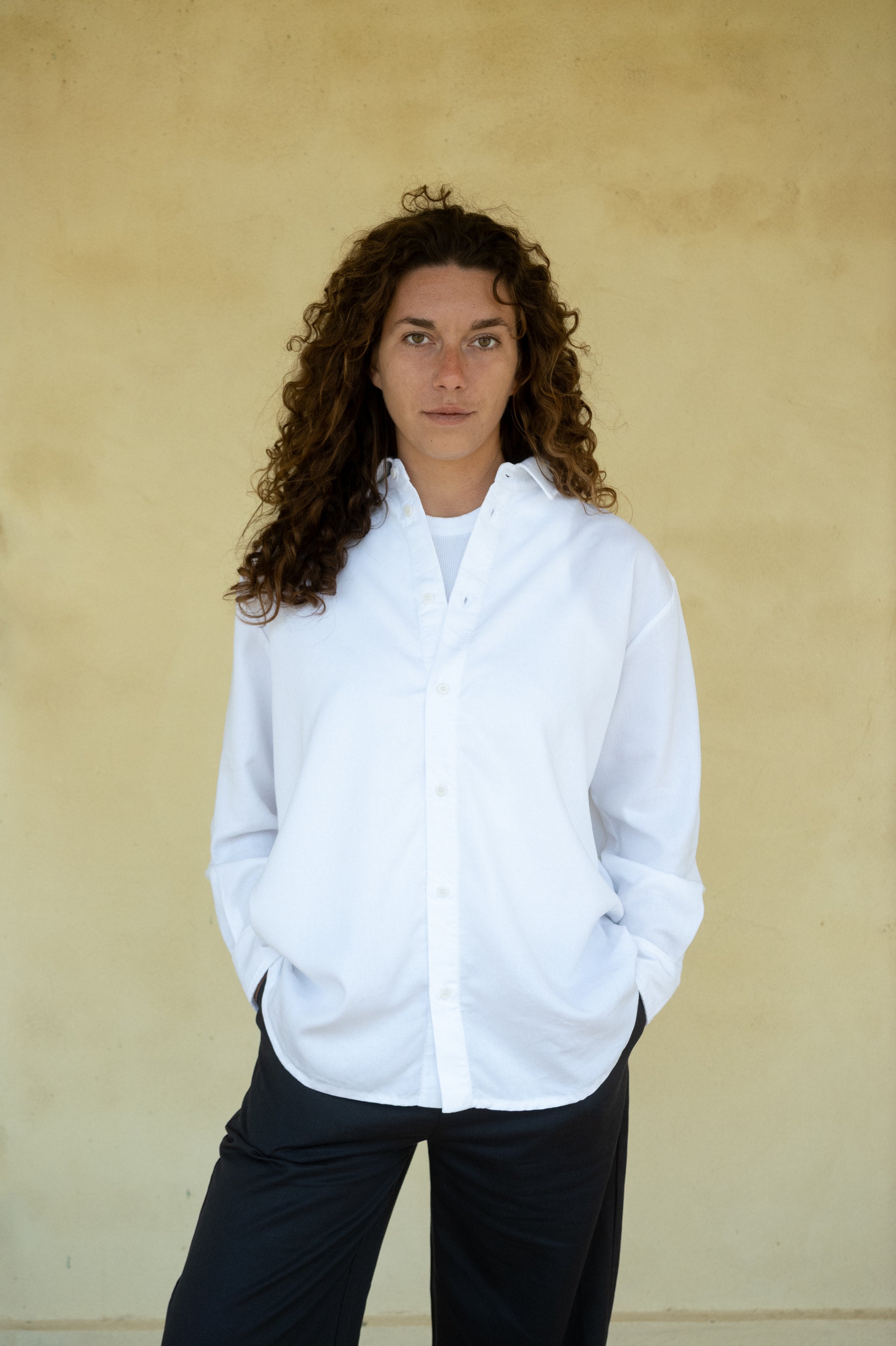 Weißes Leinenhemd für Damen in bester Qualität und nachhaltig