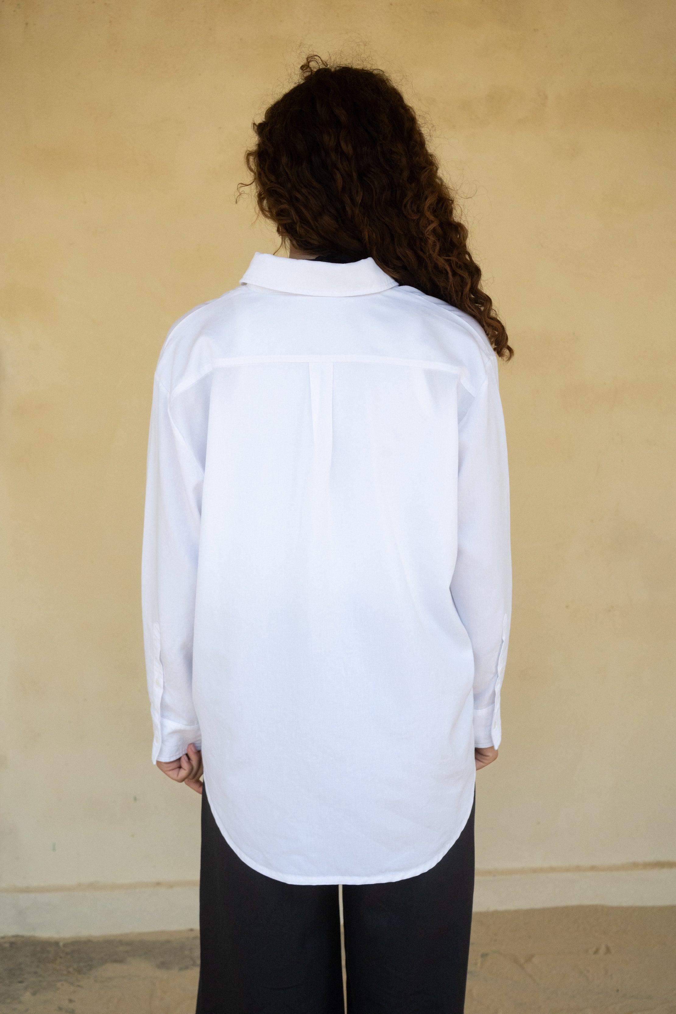 Langes Damen Leinenhemd in weiß mit langen Ärmeln und oversized