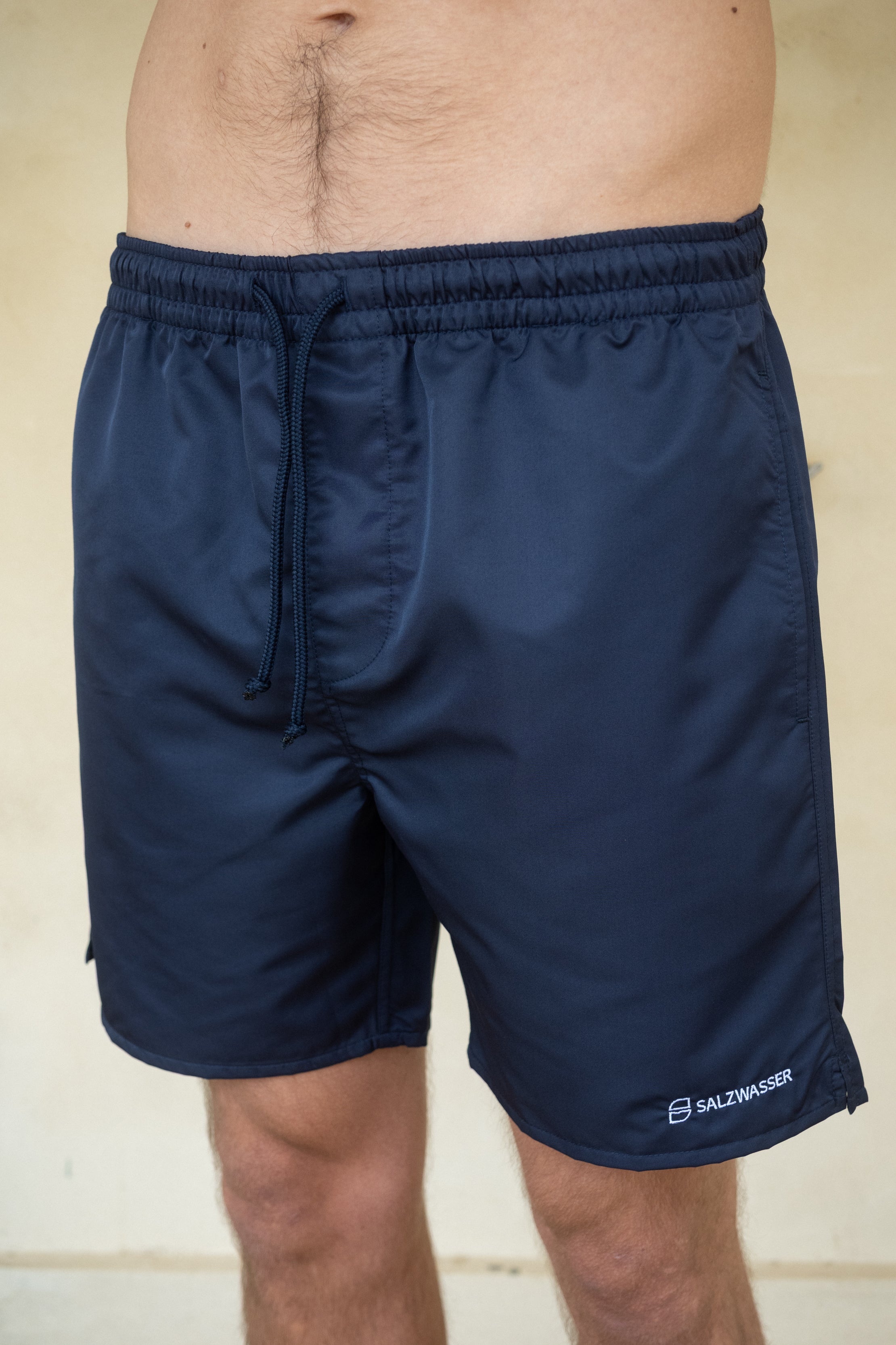 Dunkelblaue Swimshorts aus Seaqual mit SALZWASSER Stick und Kordel