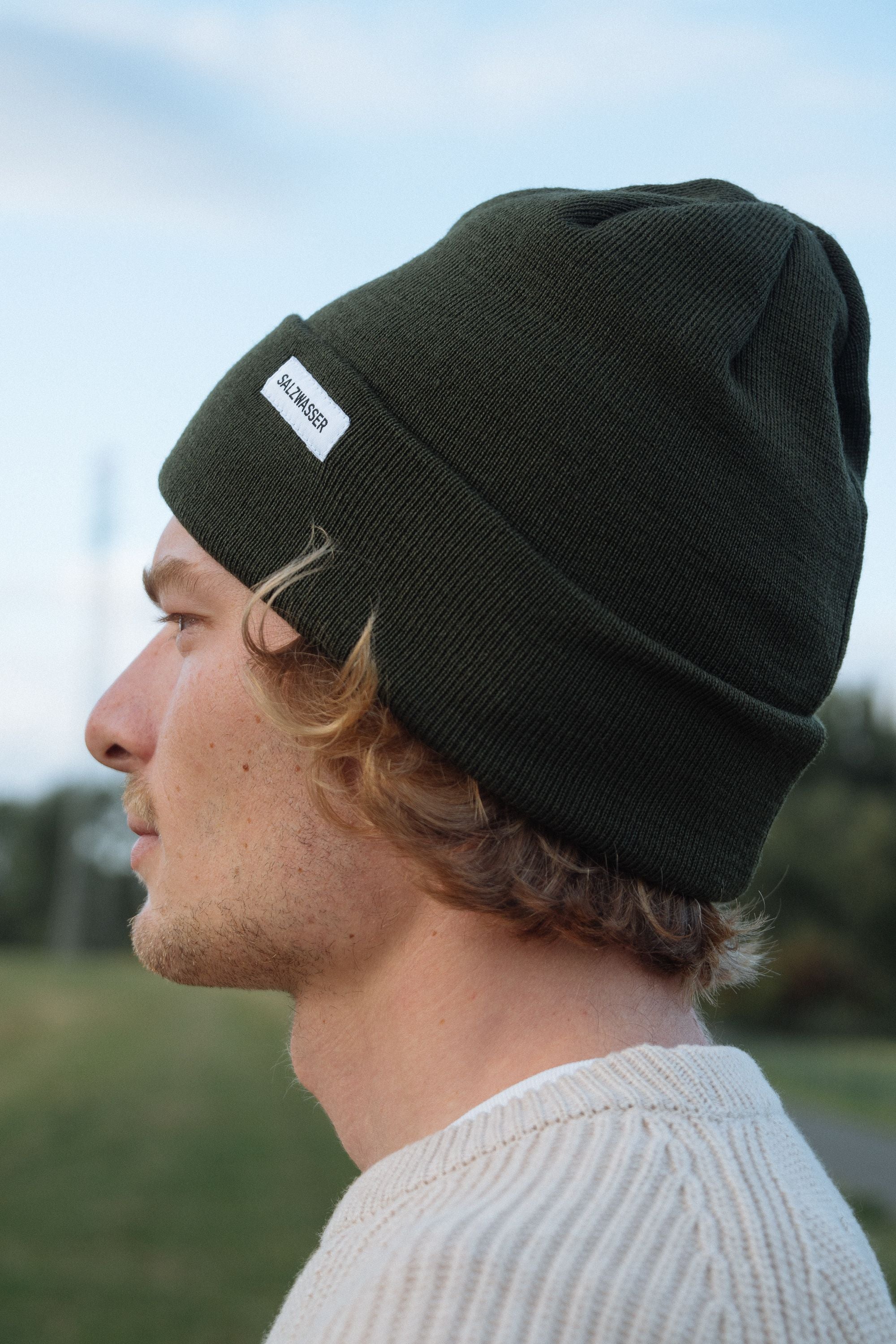 Stylisch und nachhaltig: Unsere Bio-Merinowollmütze, auch bekannt als Beanie. Handgefertigt in Norddeutschland für umweltbewussten Luxus. Wärme für deinen Kopf, Liebe für die Natur.