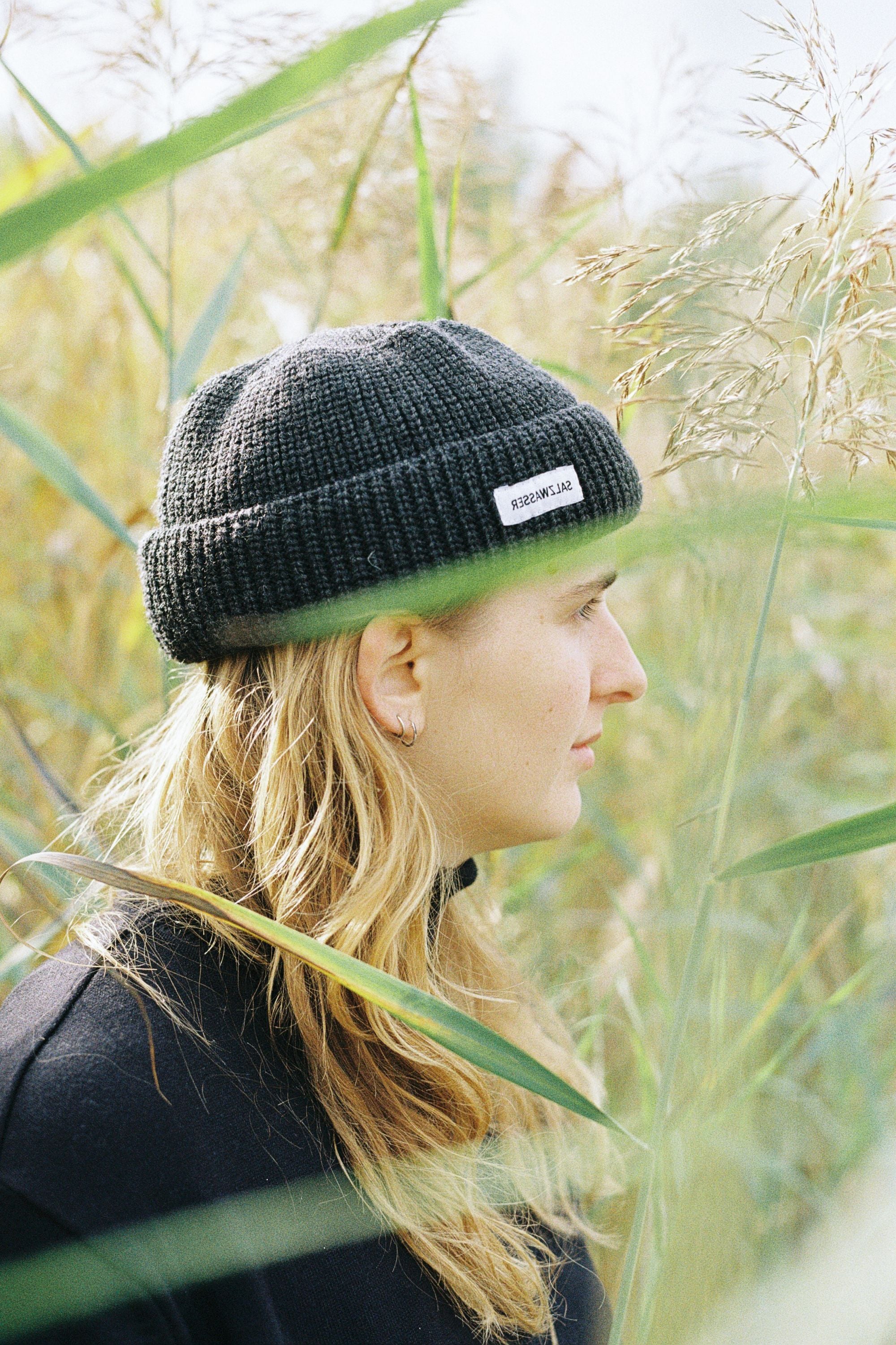 Blonde Frau trägt nachhaltige Fisherman Mütze