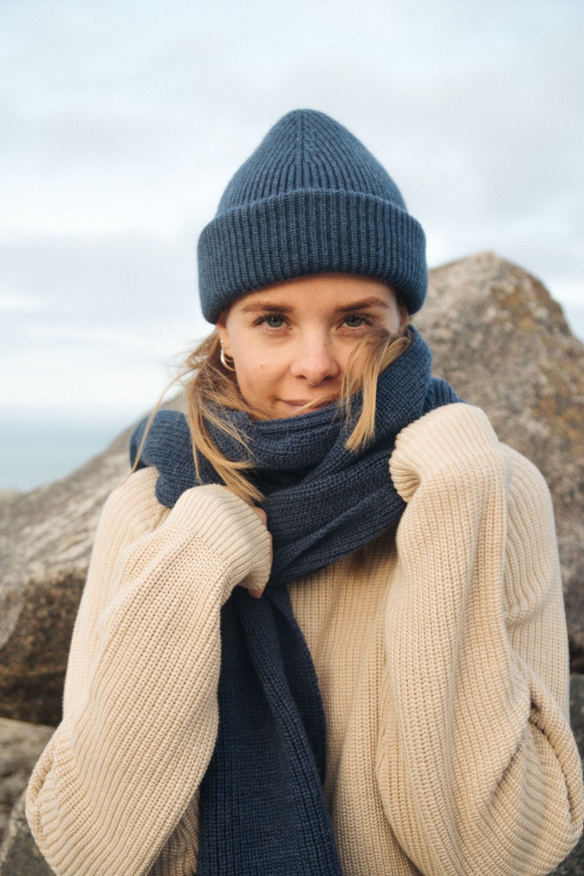 Indigo Blauer Schal von SALZWASSER aus Merinowolle