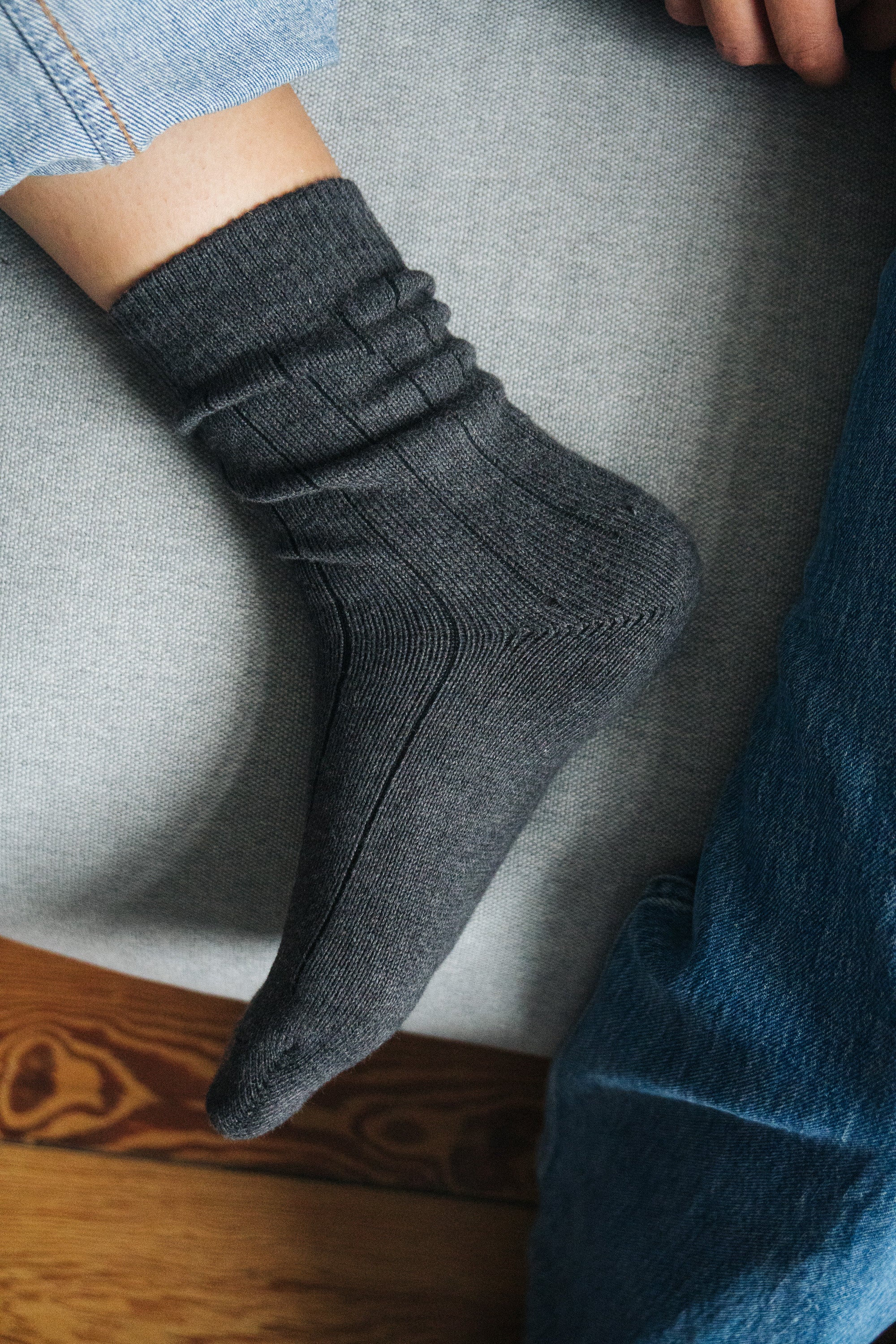 Weiche Wollsocken in einem dunklen Grau von SALZWASSER und PETA-zertifiziert