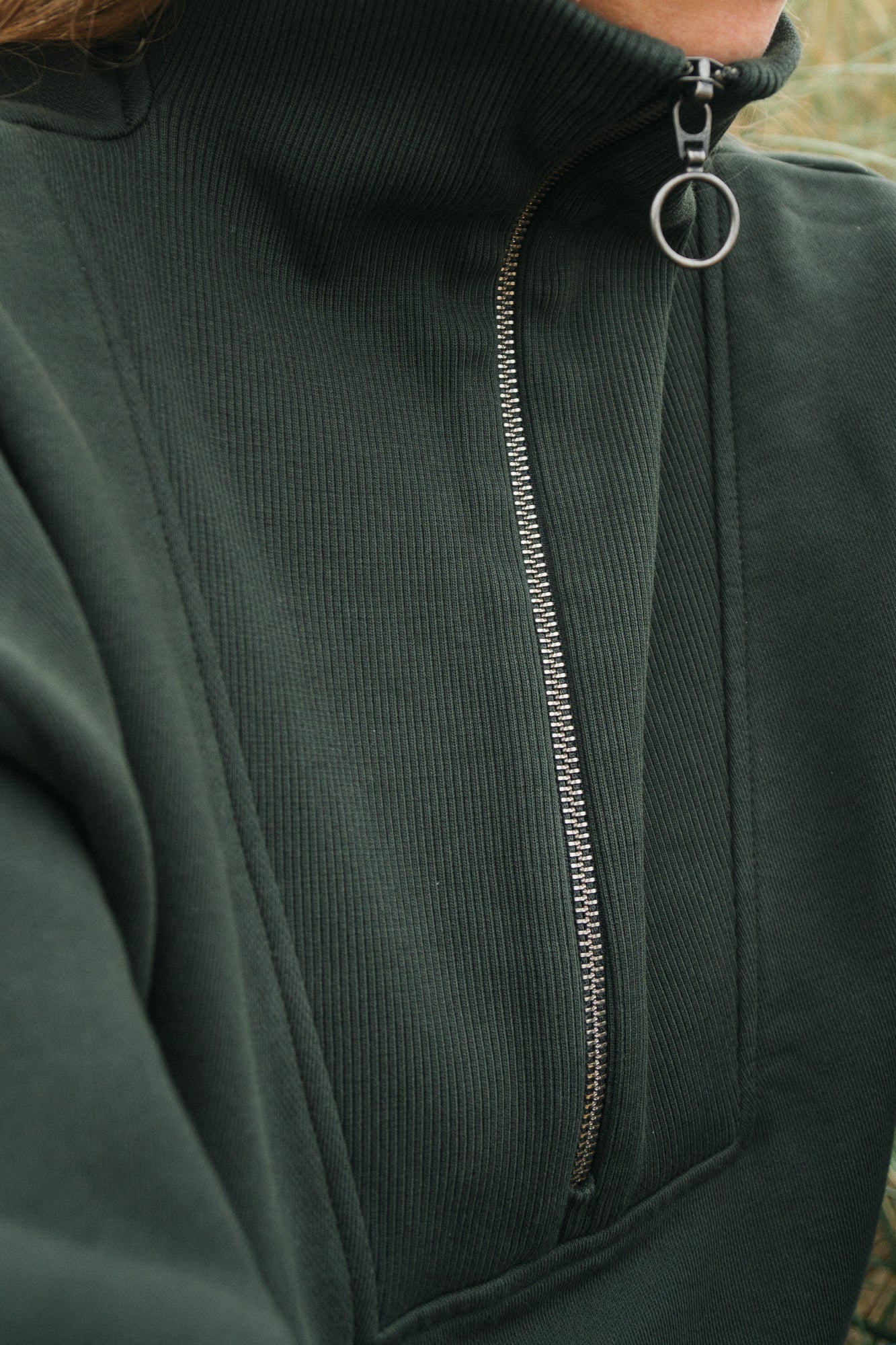 Veganer Baumwollsweater von SALZWASSER in Grün und PETA zertifiziert