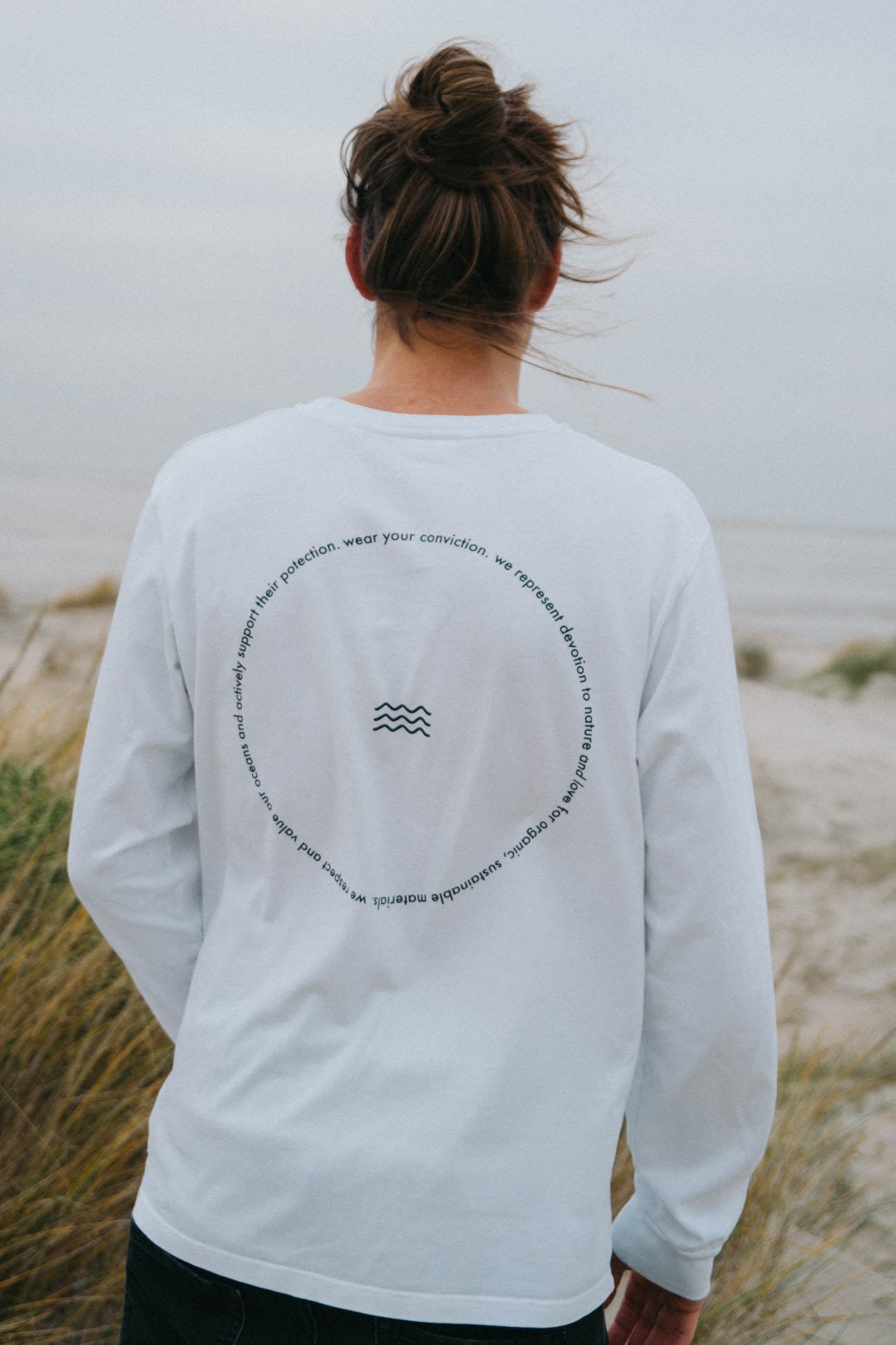 Weißes Longsleeve von SALZWASSER mit Rückenprint