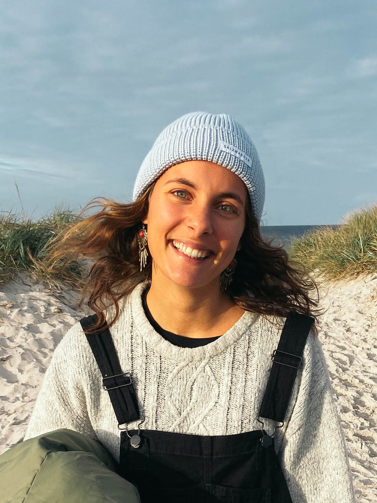 Frau trägt hellblaue Fisherman Mütze von SALZWASSER am Meer