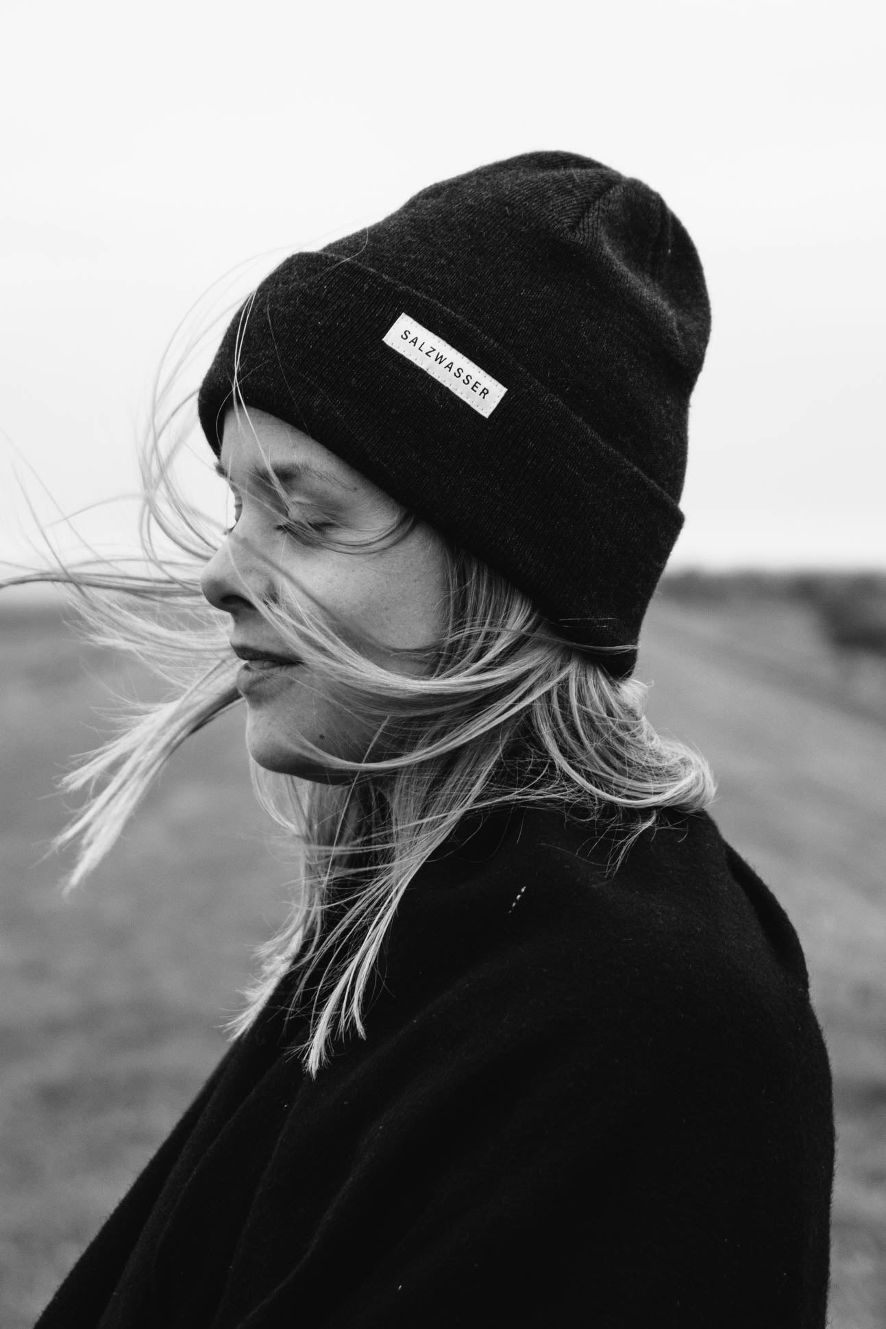 SALZWASSER Mütze mit plastikfreiem Label an Frau in der Natur