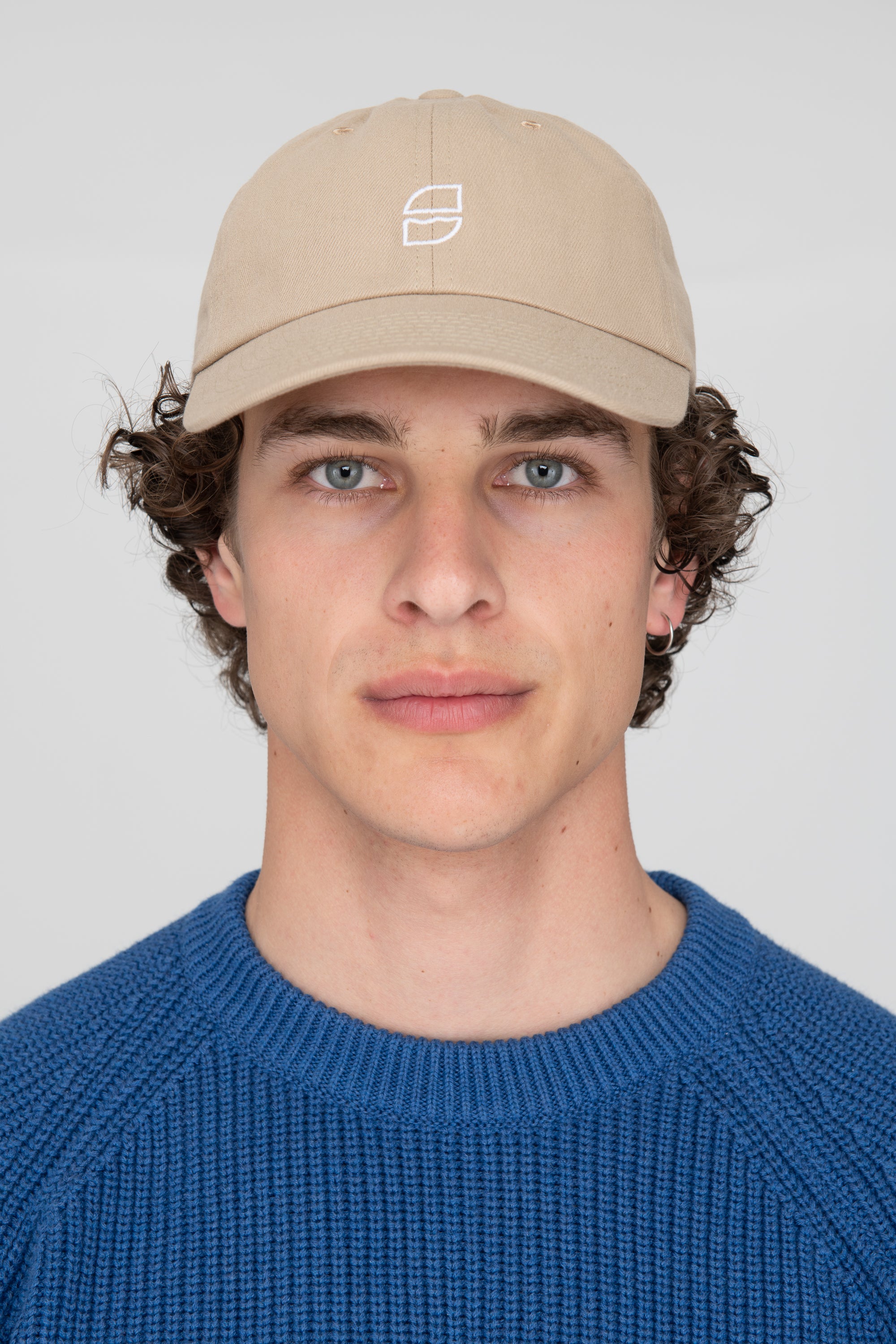 Mann trägt hochwertige Cap von SALZWASSER in Sand _men