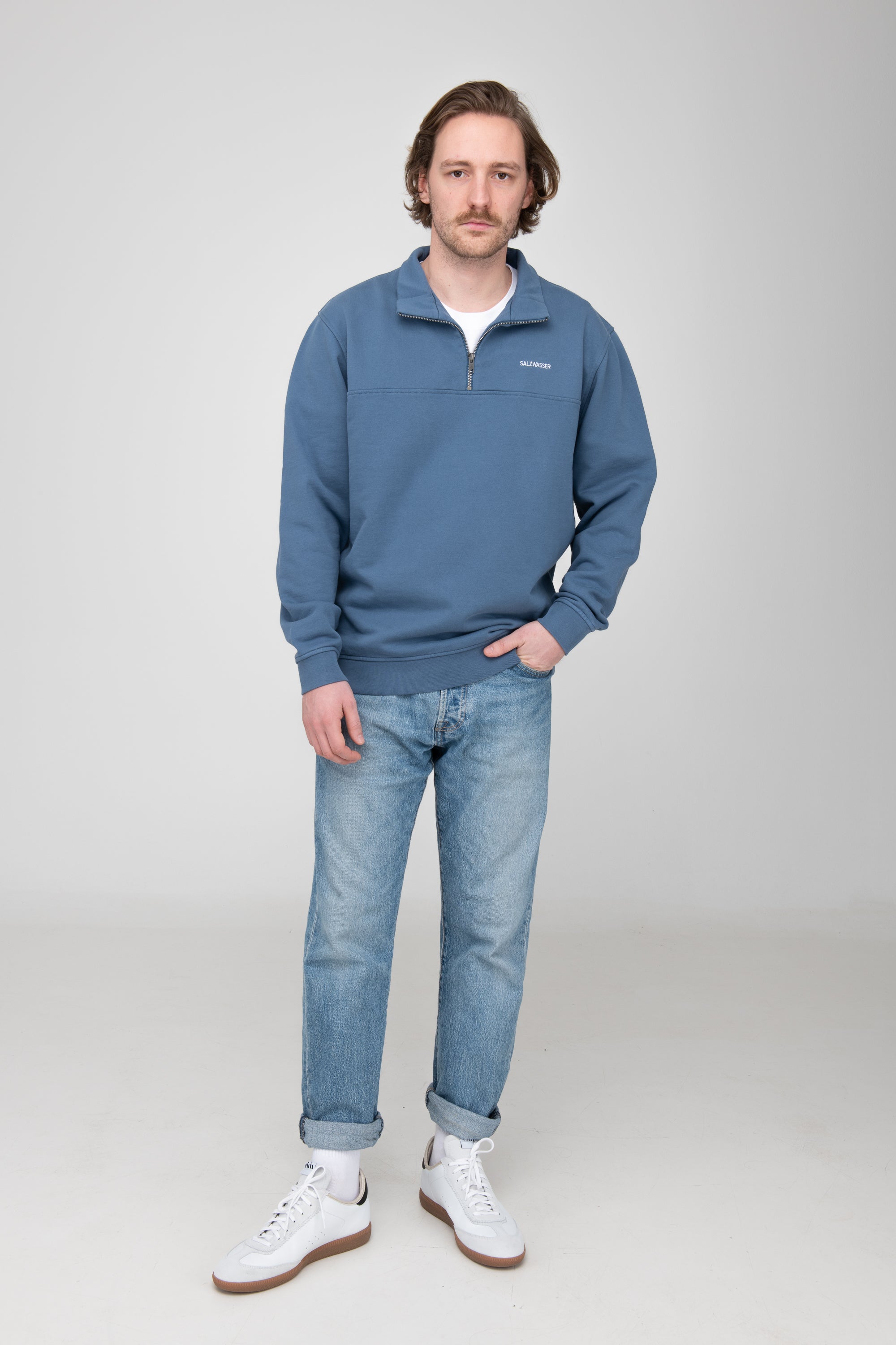 schlichter und nachhaltiger Half-Zip Sweater in Indigo von SALZWASSER aus Hamburg