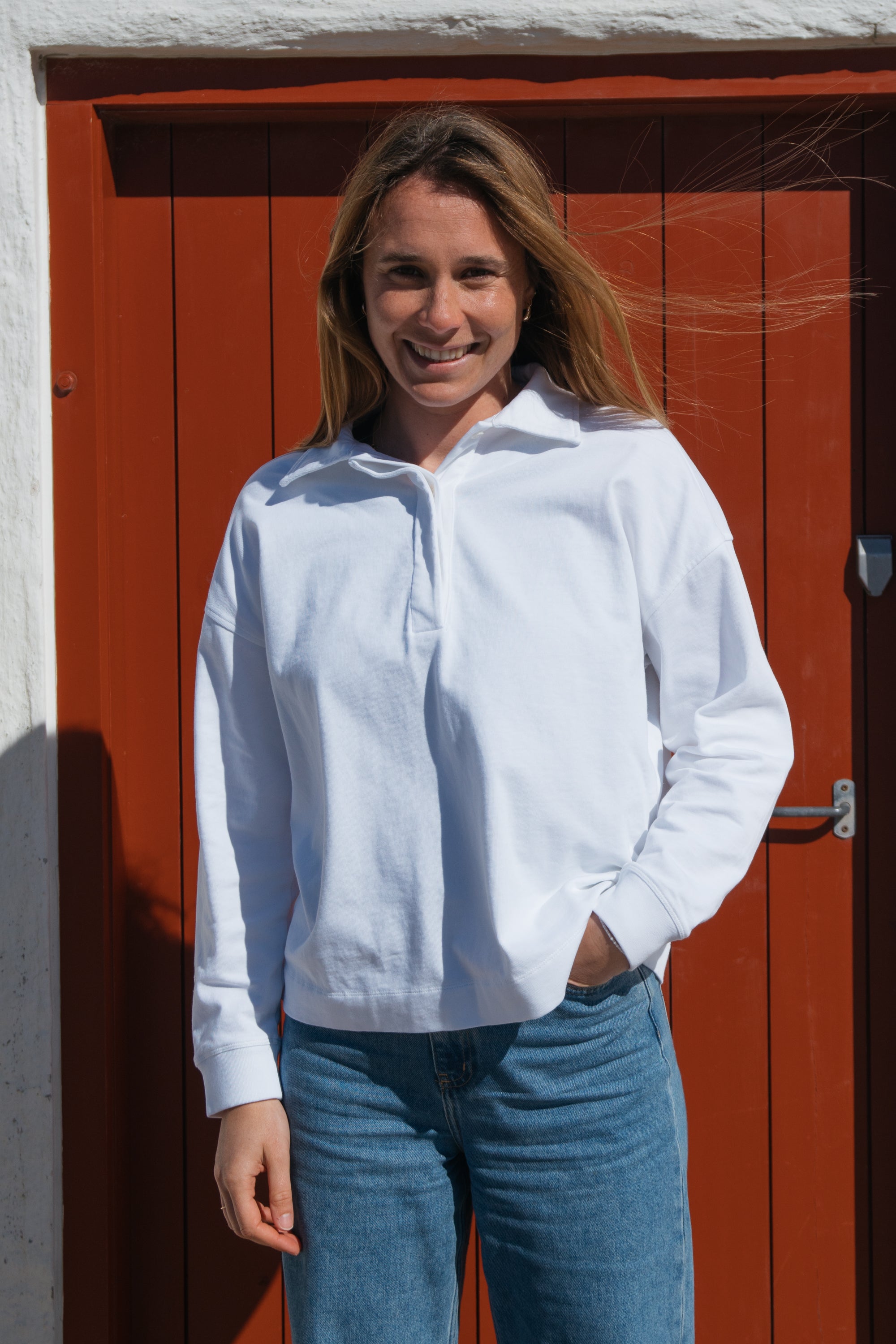 Frau trägt weißes Polo-Longsleeve von SALZWASSER