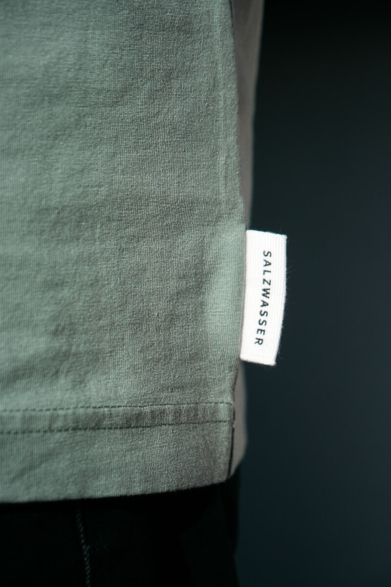 schlichtes und nachhaltiges T-Shirt in Salbei von SALZWASSER aus Hamburg