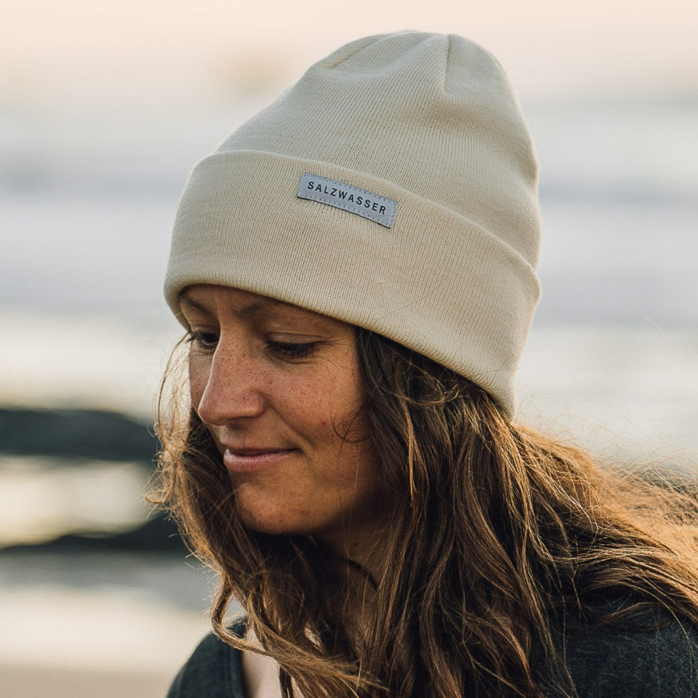 Saltyroamers trägt nachhaltige Mütze von SALZWASSER