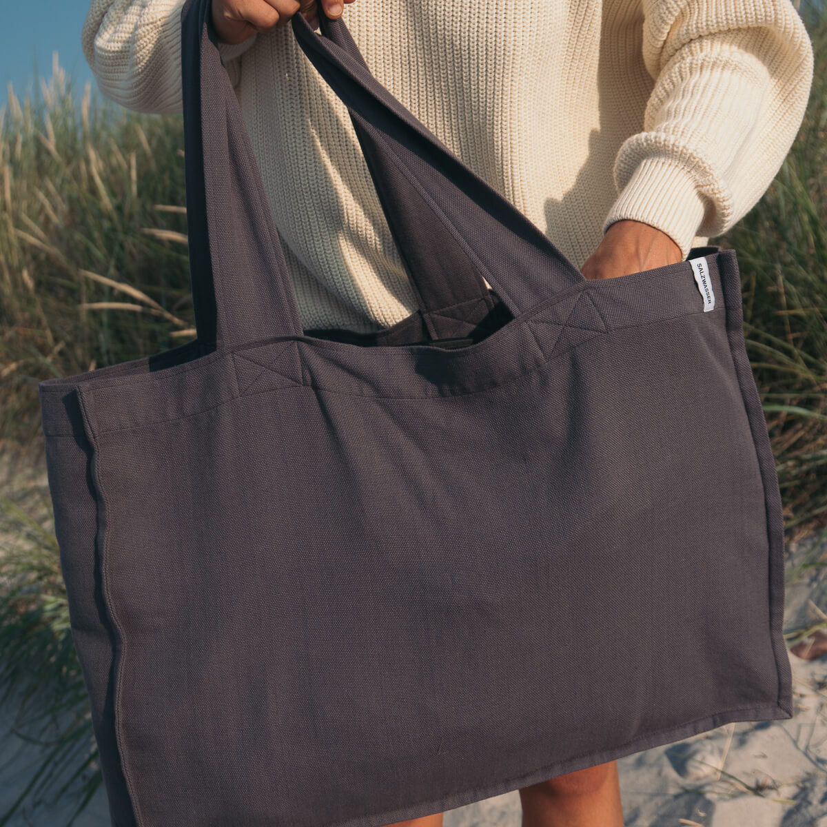 Frau mit SALZWASSER Zero Waste Shopper am Strand