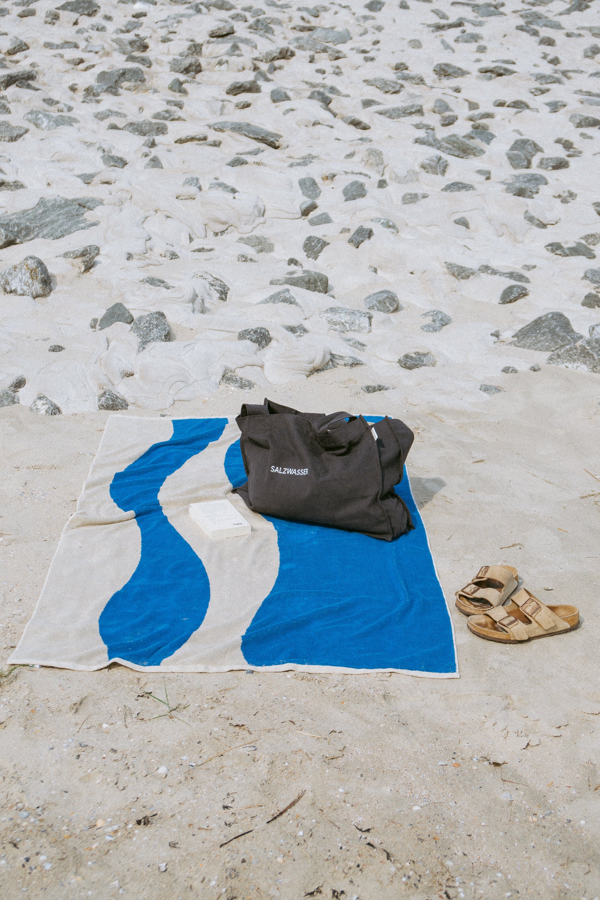 Großes Badehandtuch von SALZWASSER in Weiß und Blau aus Bio-Baumwolle