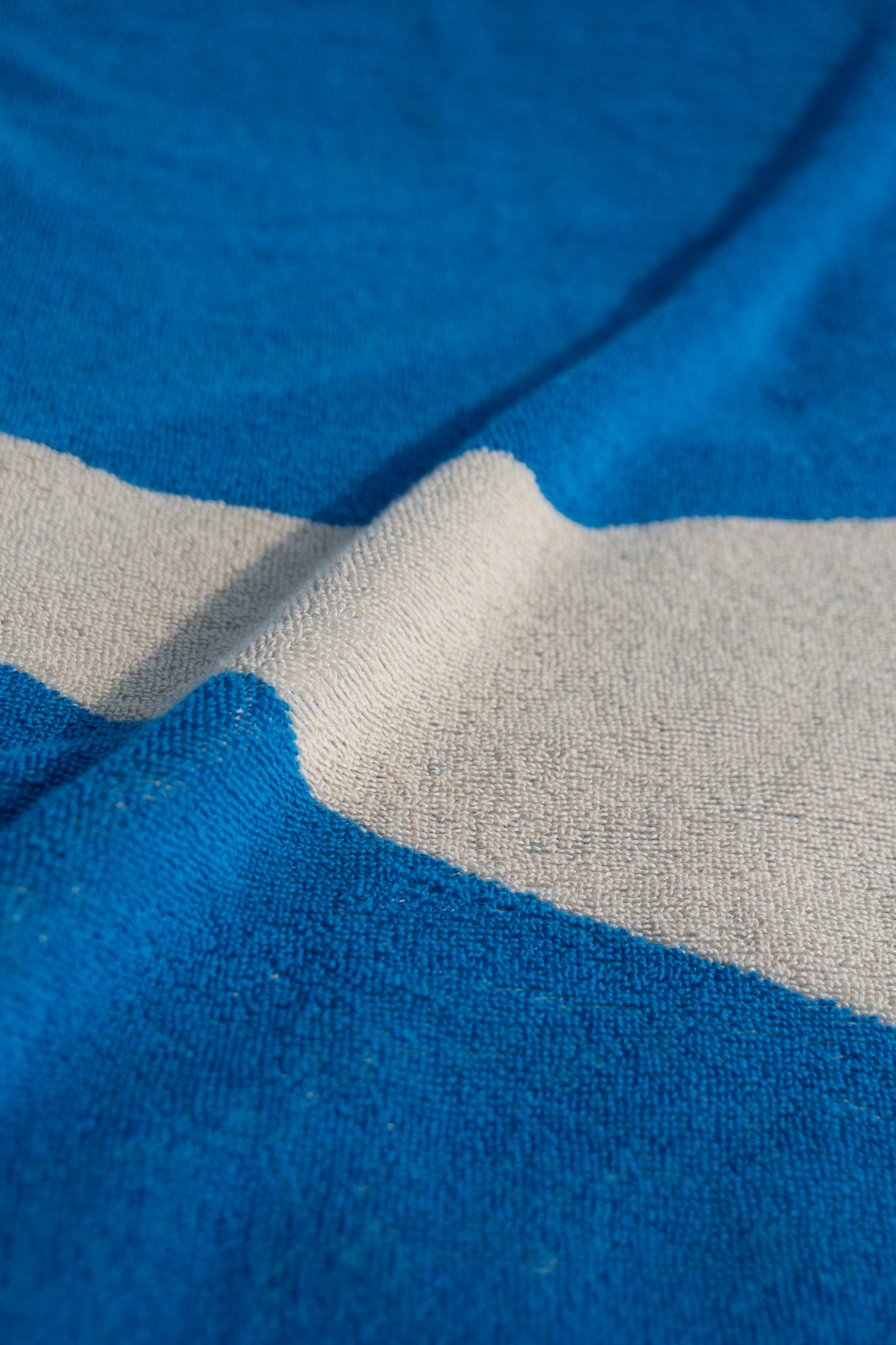 Weiches XXL Strandhandtuch aus Bio-Baumwolle von SALZWASSER in Blau und Naturweiß