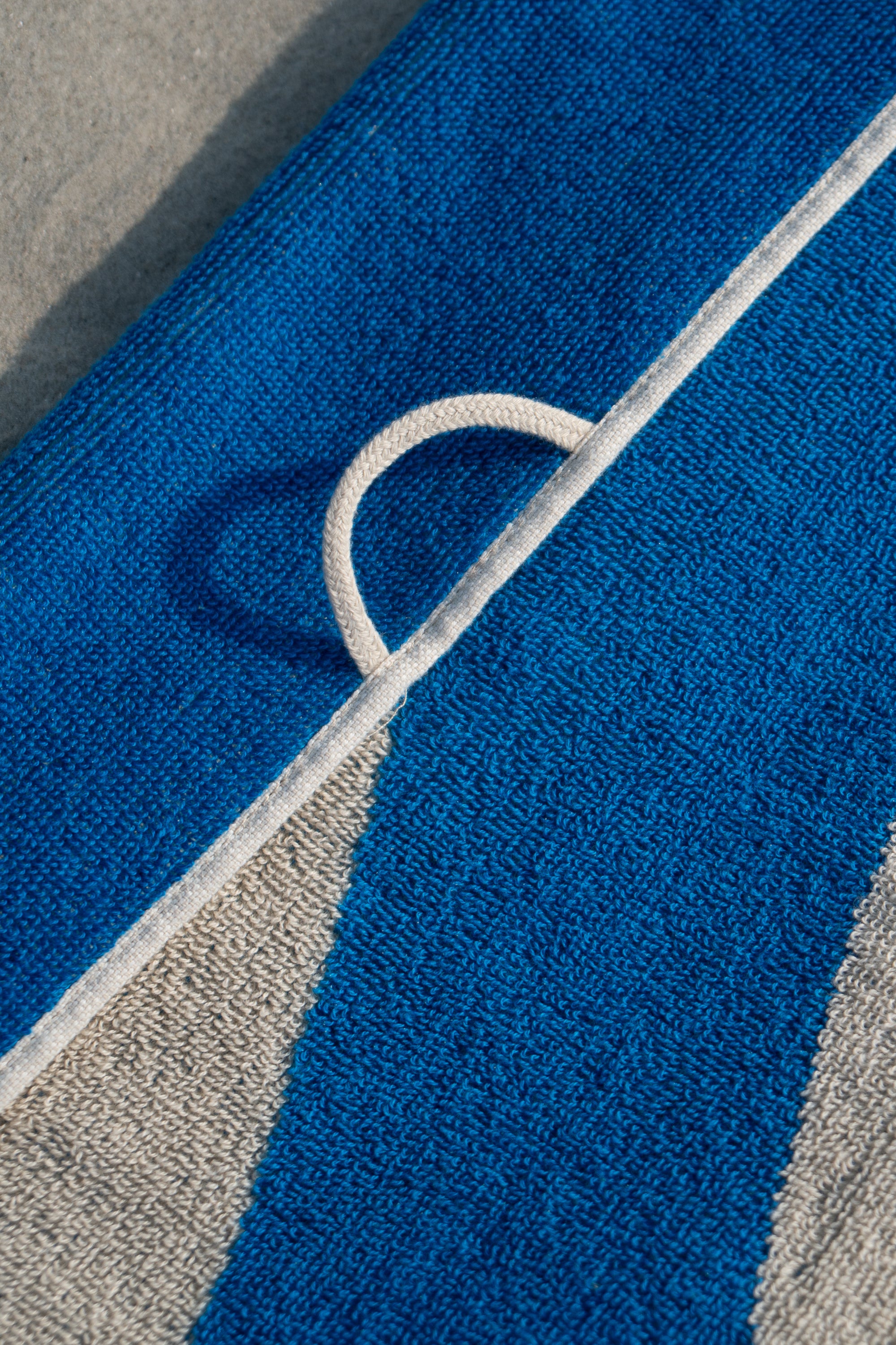 Hochwertiges Handtuch von SALZWASSER für den Strand in XXL mit Aufhängeschlaufe