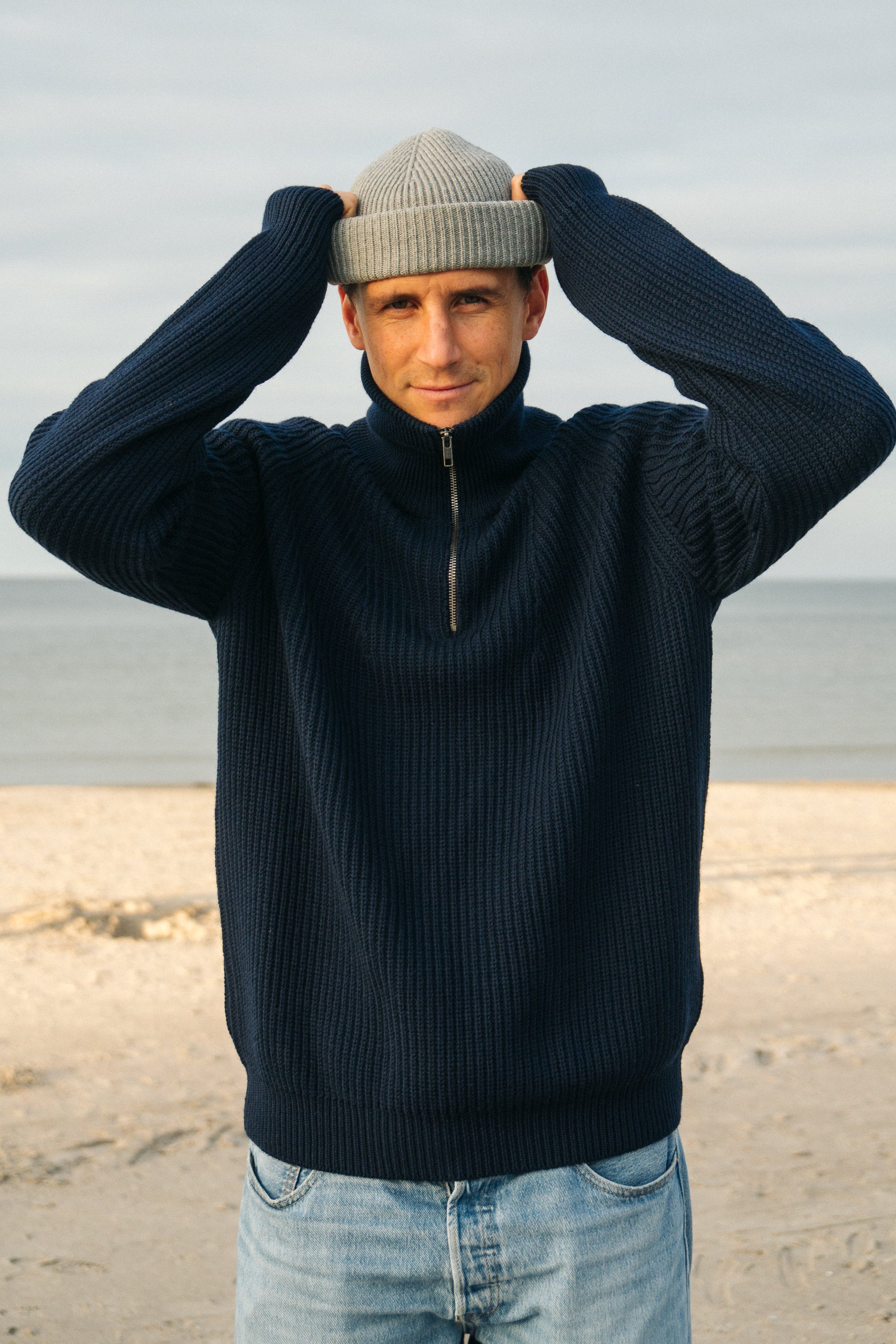 Mann trägt nachhaltigen Troyer von SALZWASSER aus Merinowolle in Blau