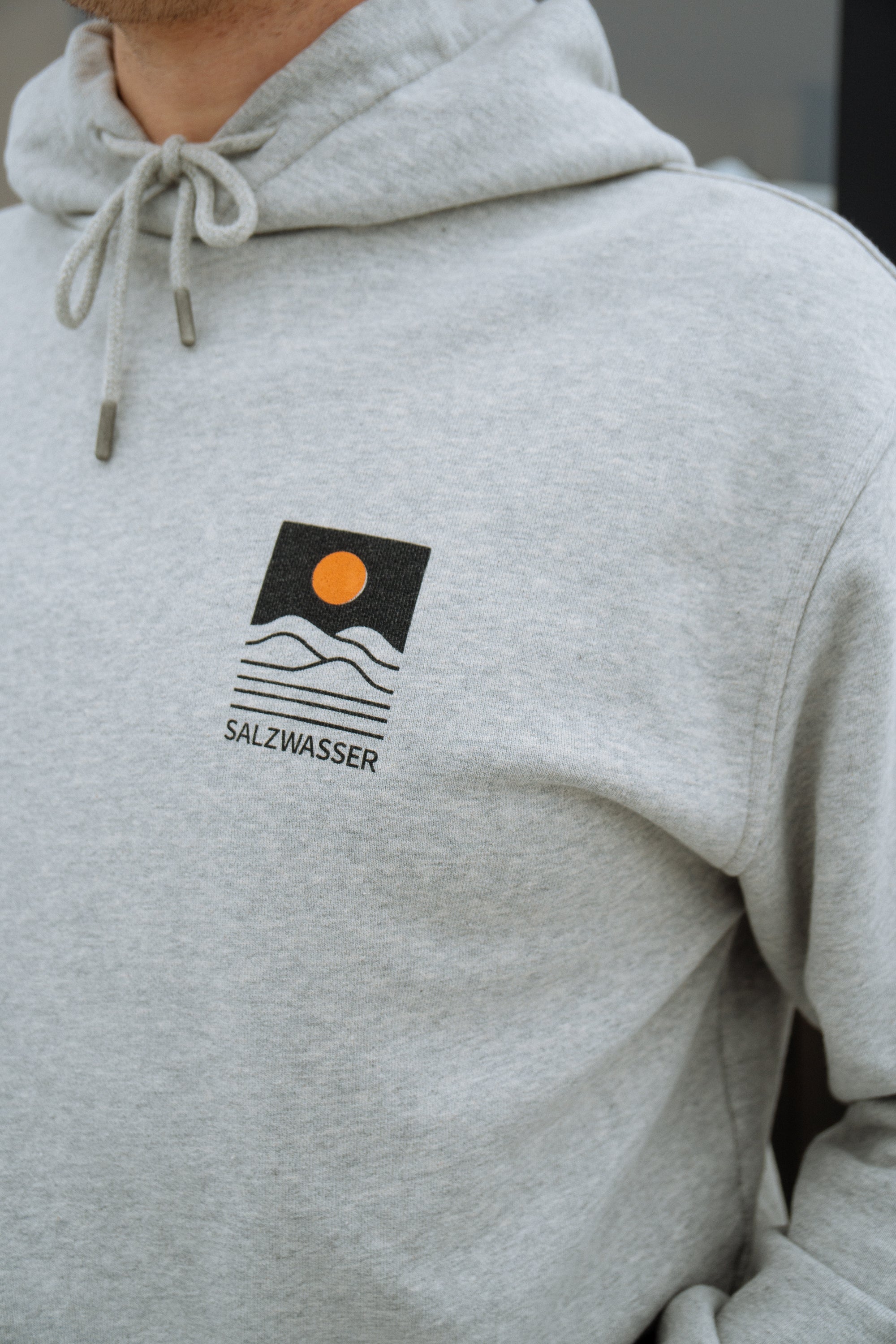 Hellgrauer SALZWASSER Hoodie mit Print von Miles Tewson