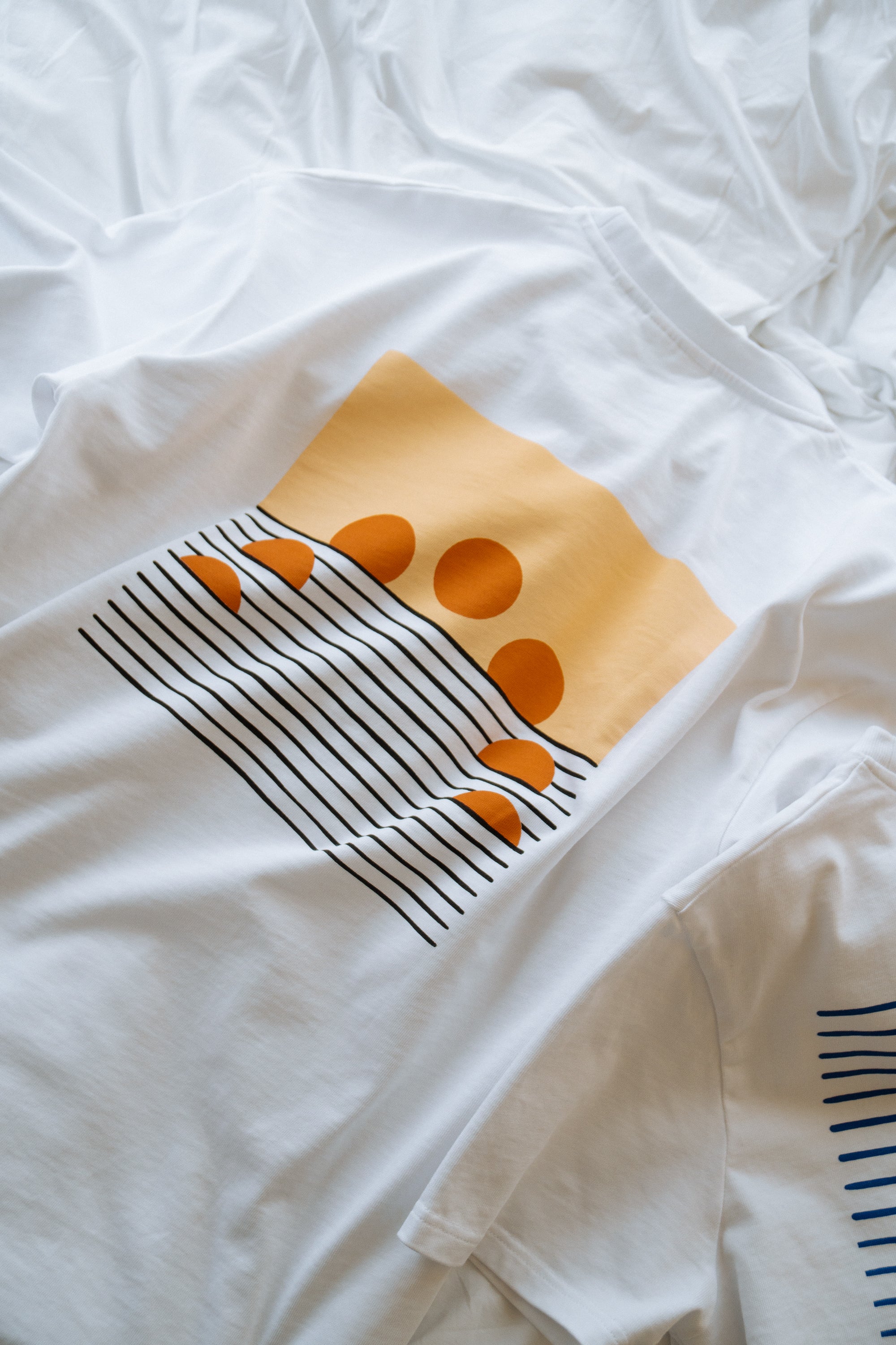 Weißes Longsleeve mit Miles Tewson Print