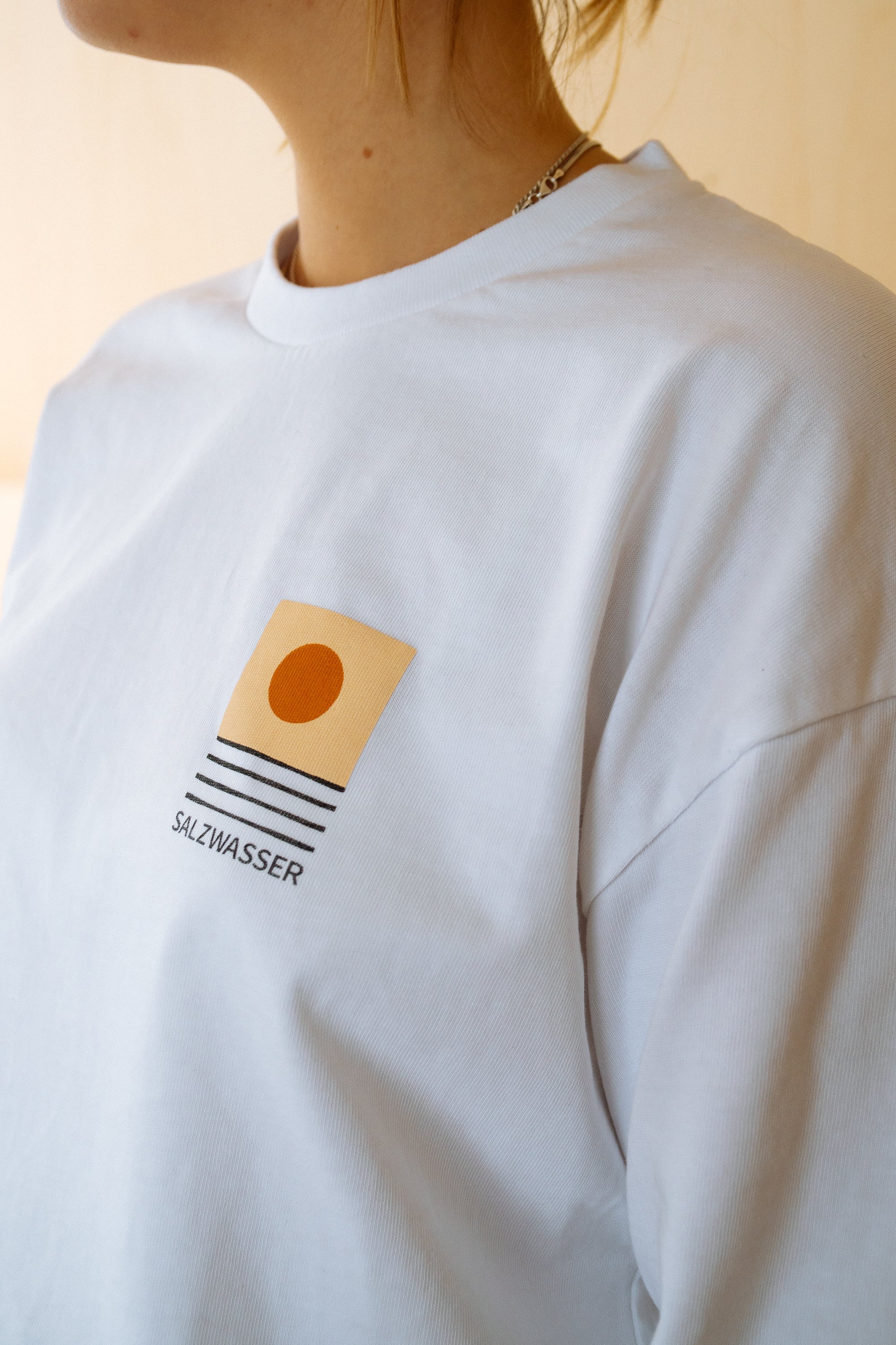 SALZWASSER Langarmshirt mit Print von Miles Tewson