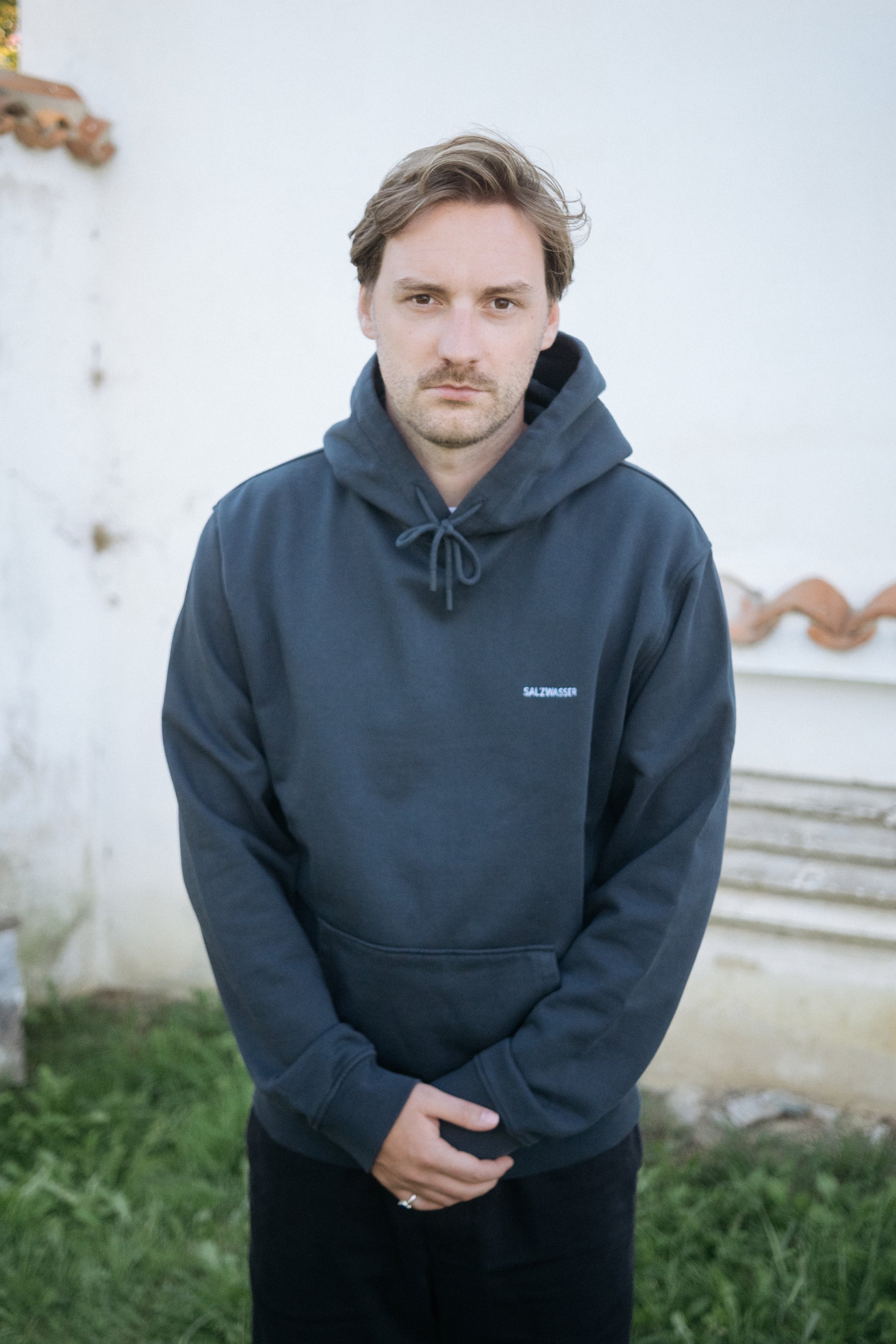 Graublauer Hoodie von SALZWASSER aus Bio-Baumwolle_men