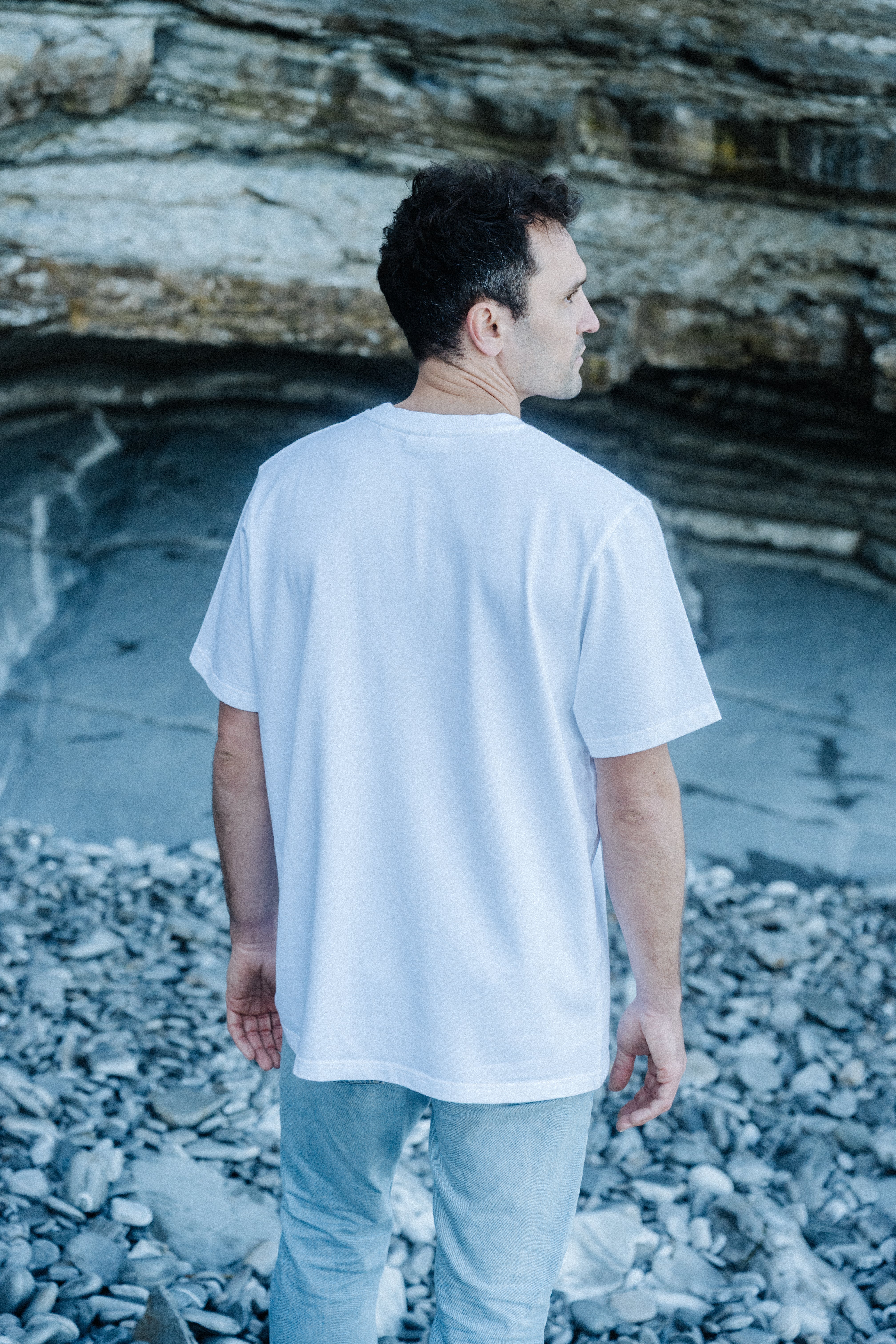 Schlichtes weißes T-Shirt aus dicker Bio-Baumwolle von SALZWASSER