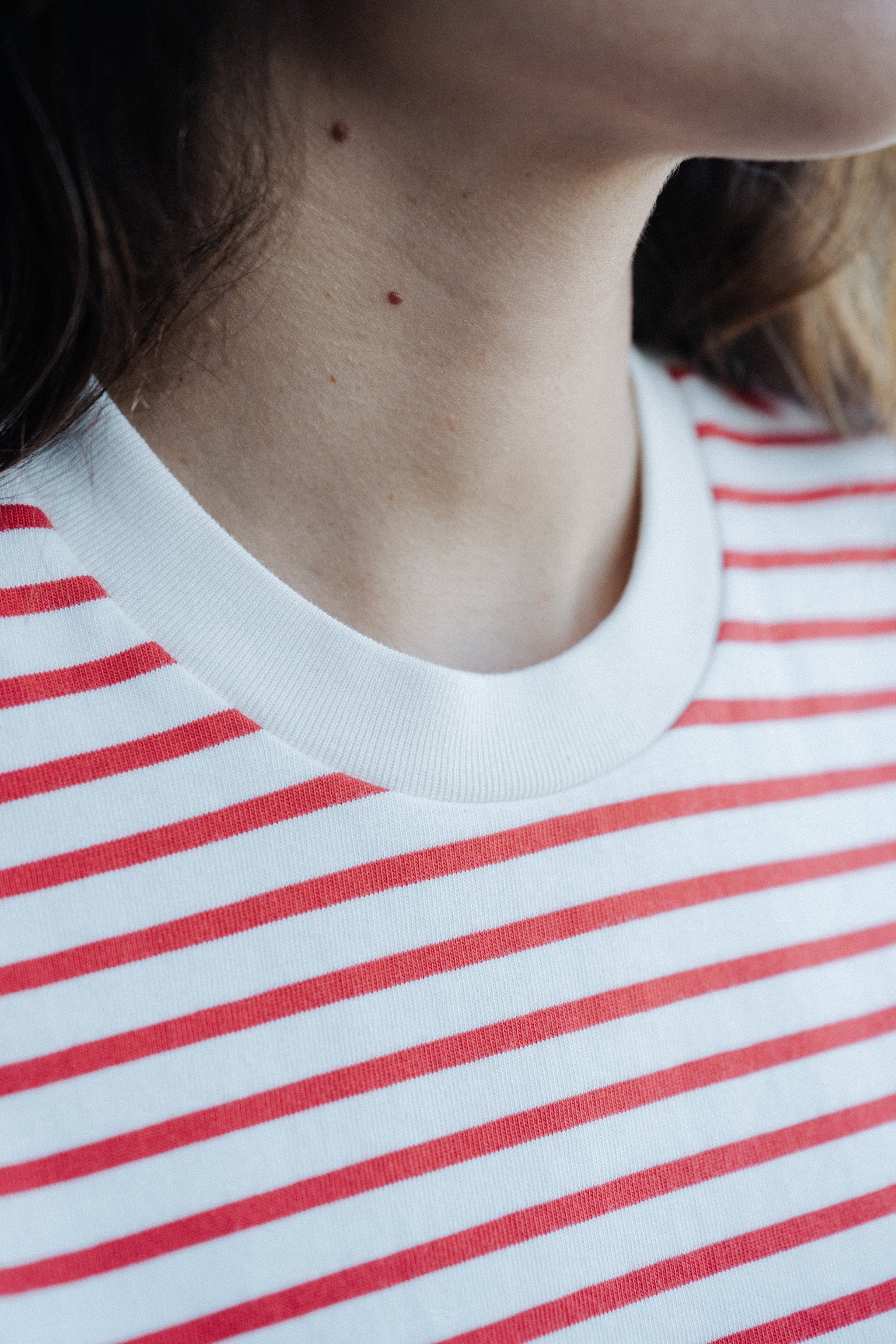 Damen T-Shirt mit roten Streifen aus Bio Baumwolle