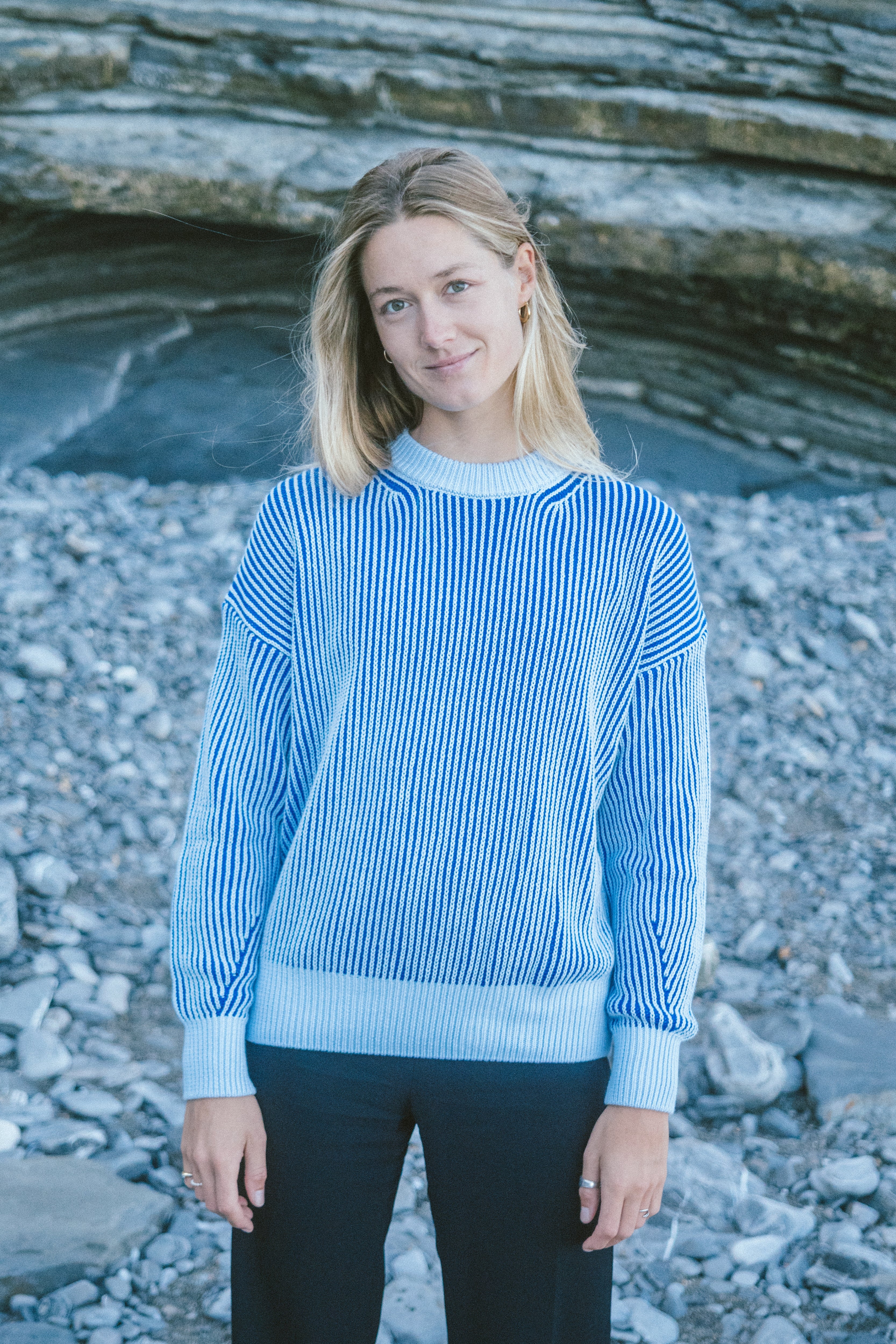 Hochwertiger Strickpullover aus 100 % Bio-Baumwolle blau gestreift