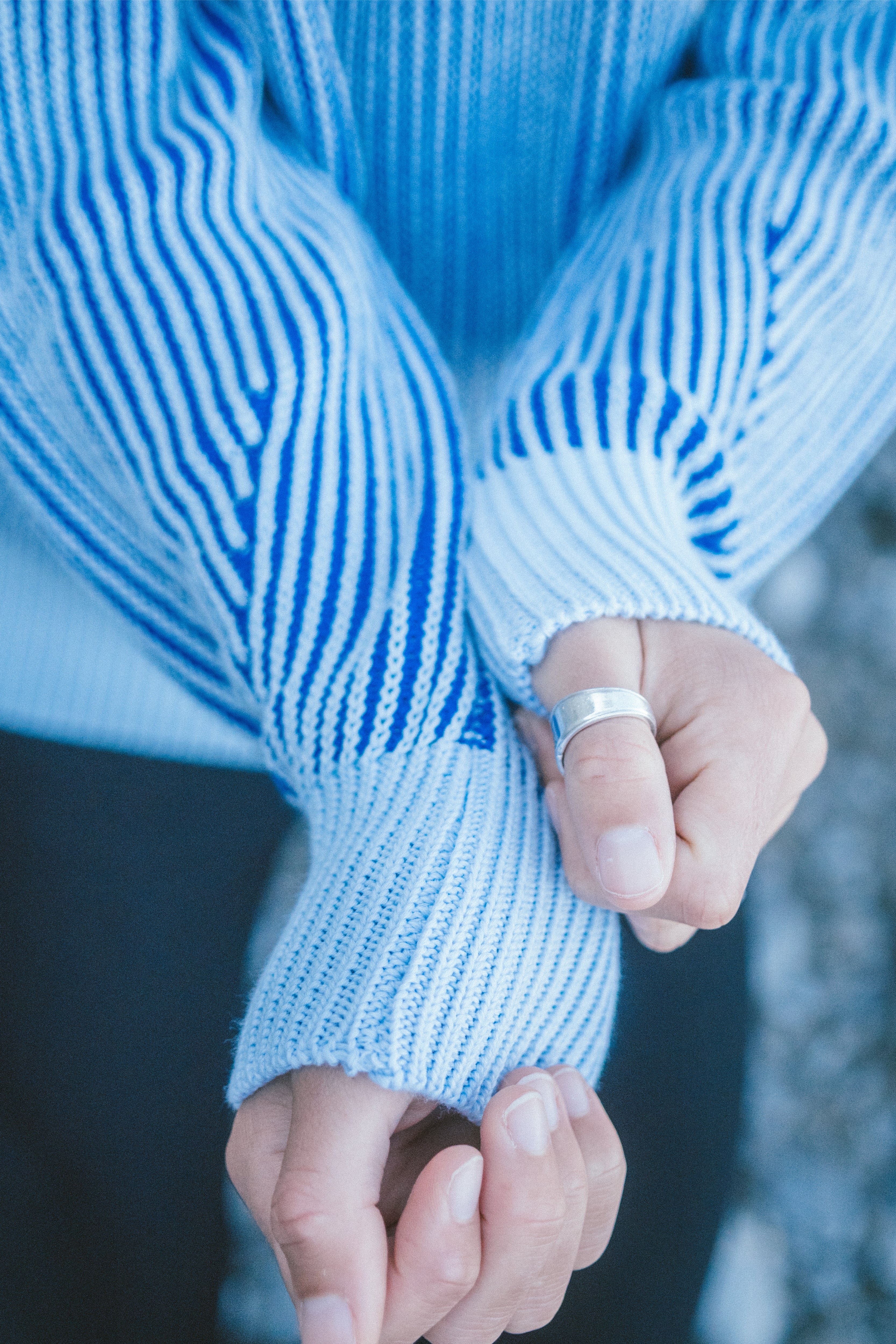 Hochwertiger Stickpullover mit außergewöhnlichem Streifenmuster in Hellblau