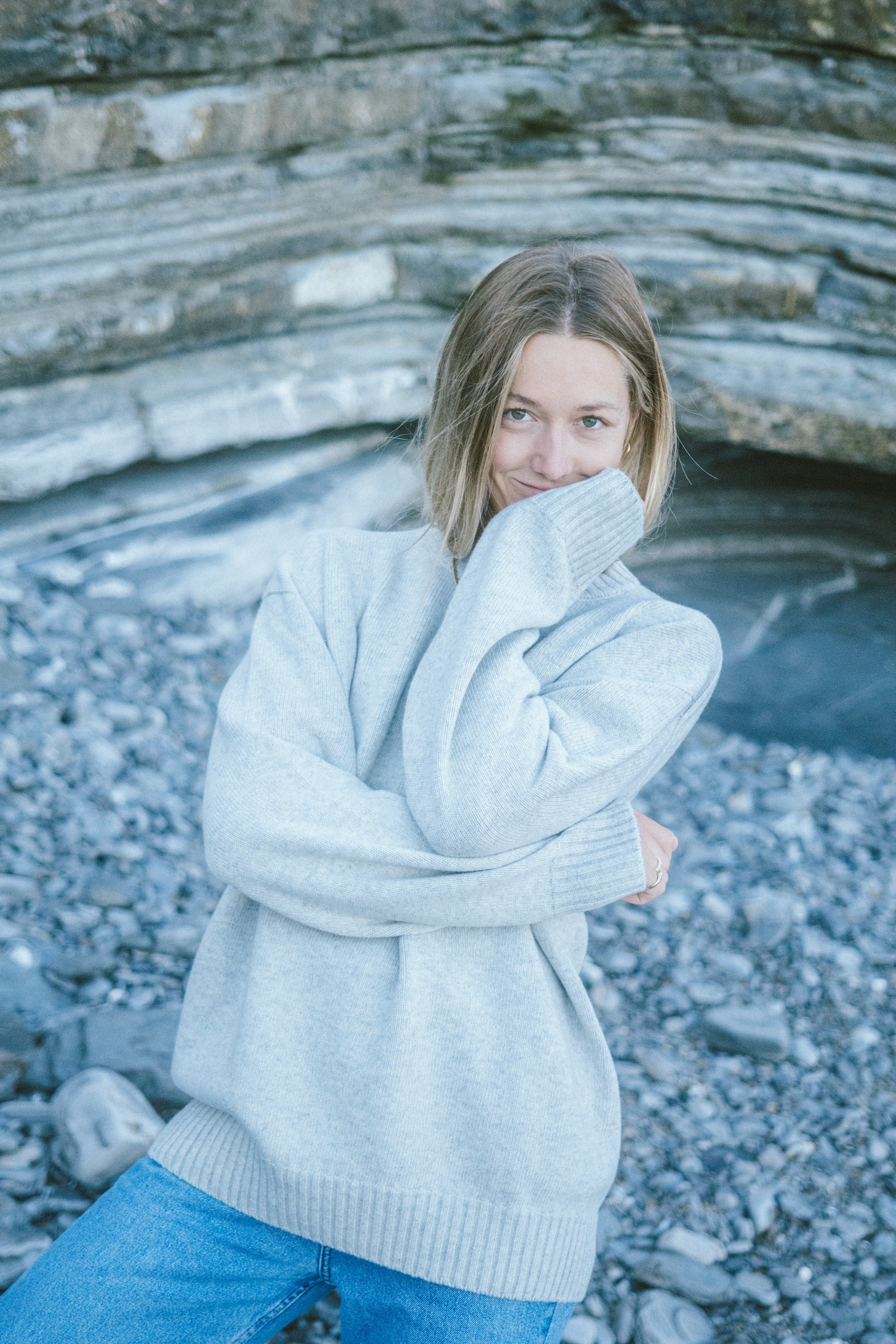 Hellgrauer Unisex Strickpullover aus Wolle  in bester Qualität und nachhaltig