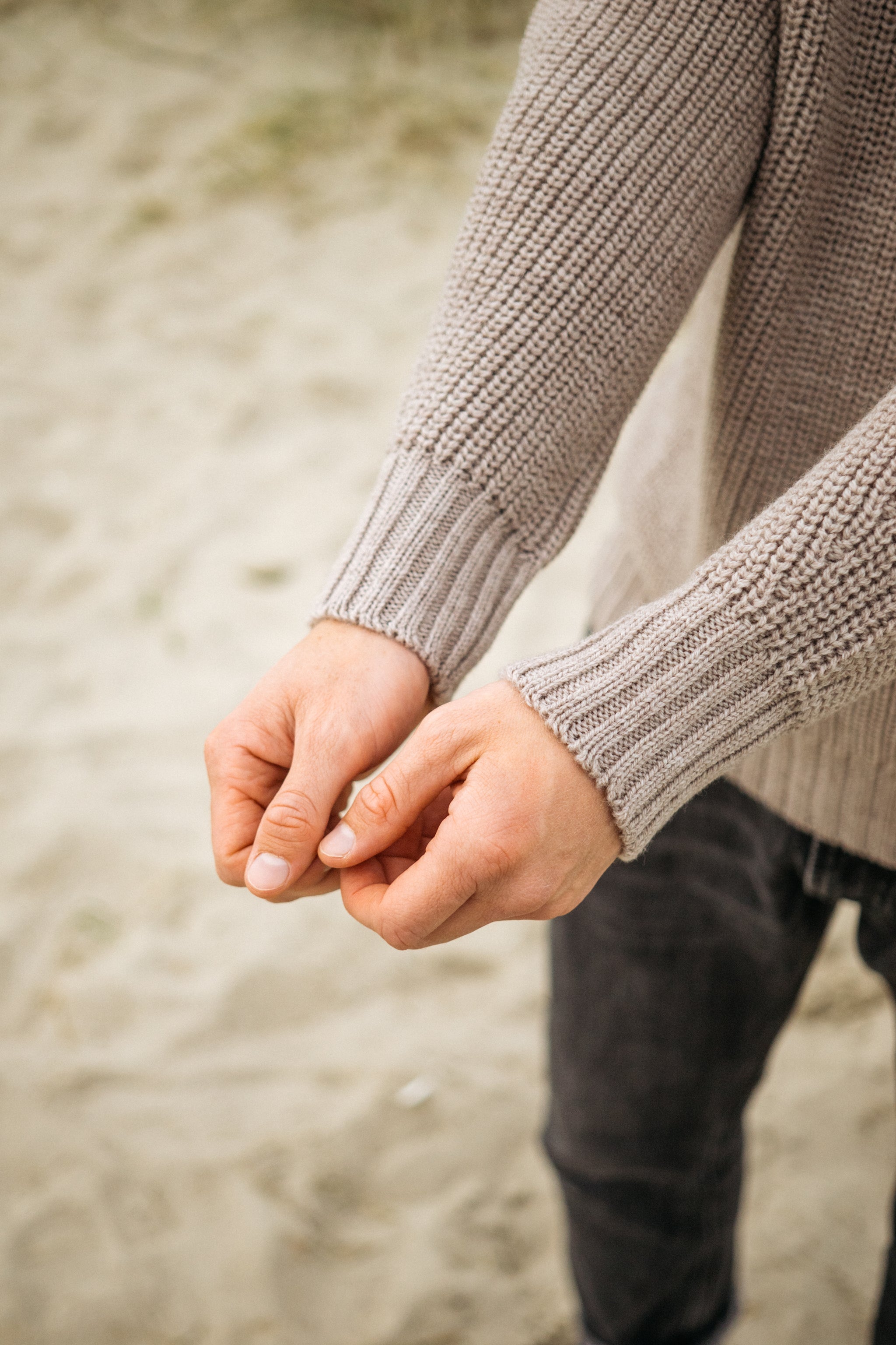 Heller Grobstrickpullover mit Rollkragen und Raglan aus Merinowolle