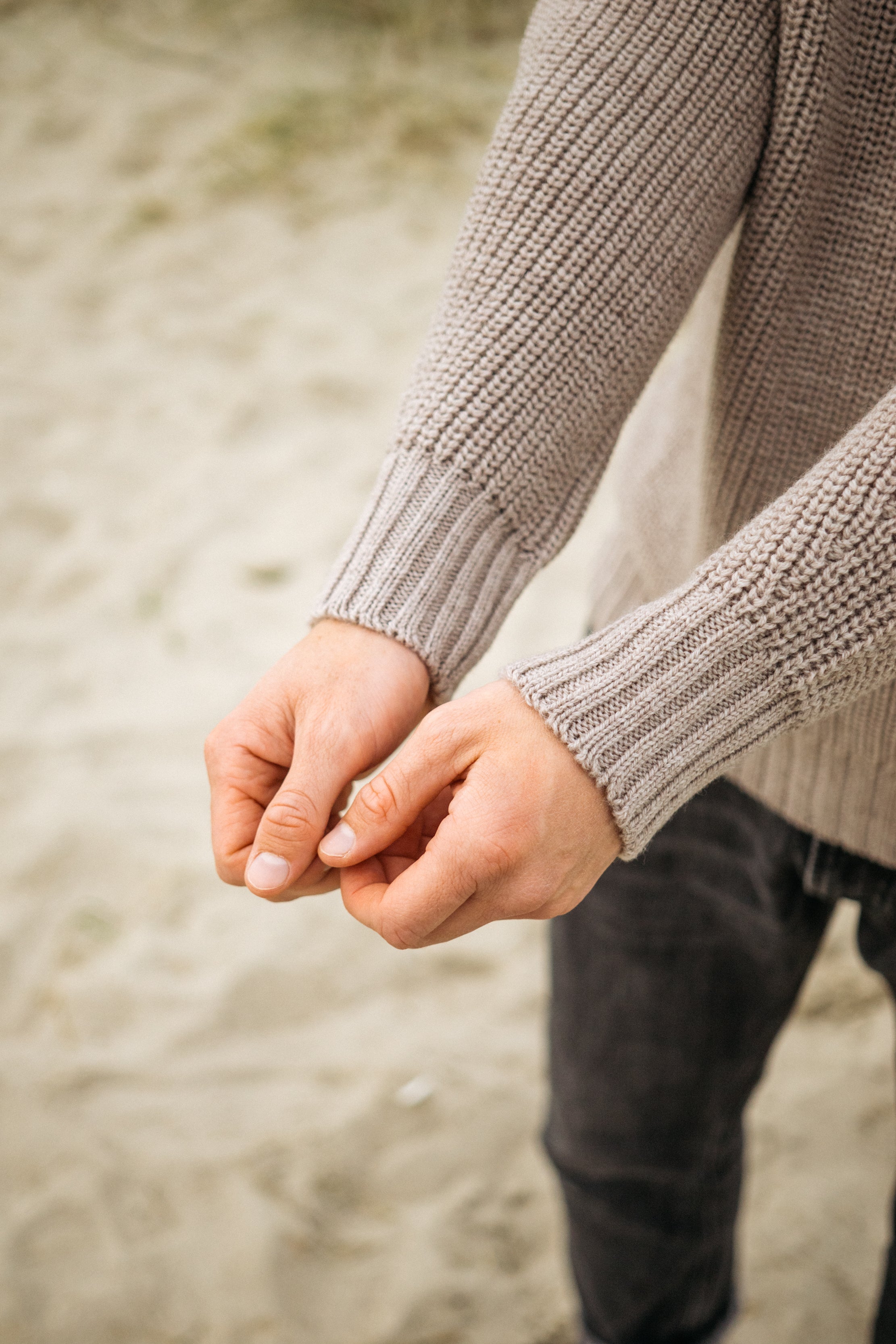 Heller Grobstrickpullover mit Rollkragen und Raglan aus Merinowolle