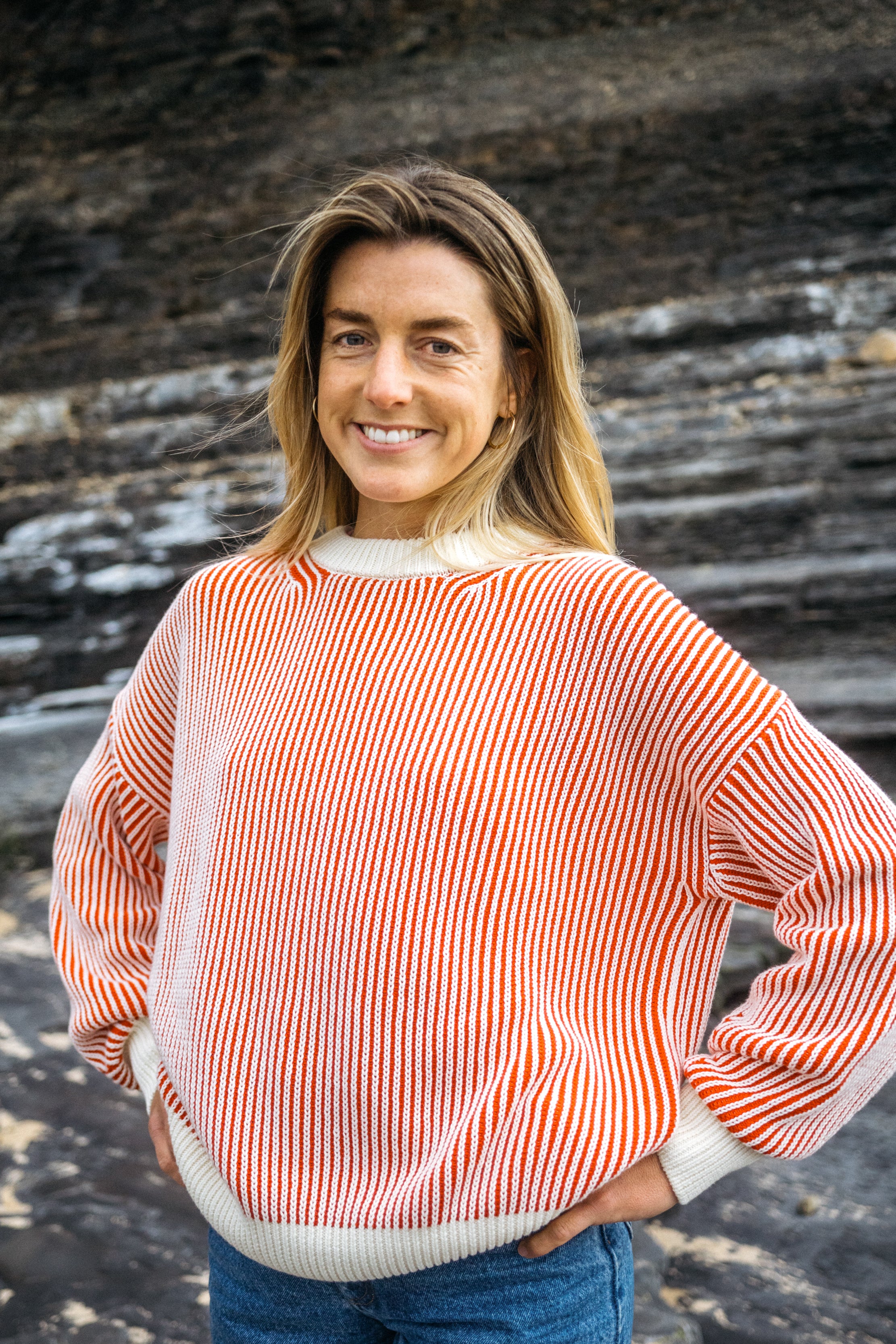 Rot gestreifter nachhaltiger Strickpullover von SALZWASSER