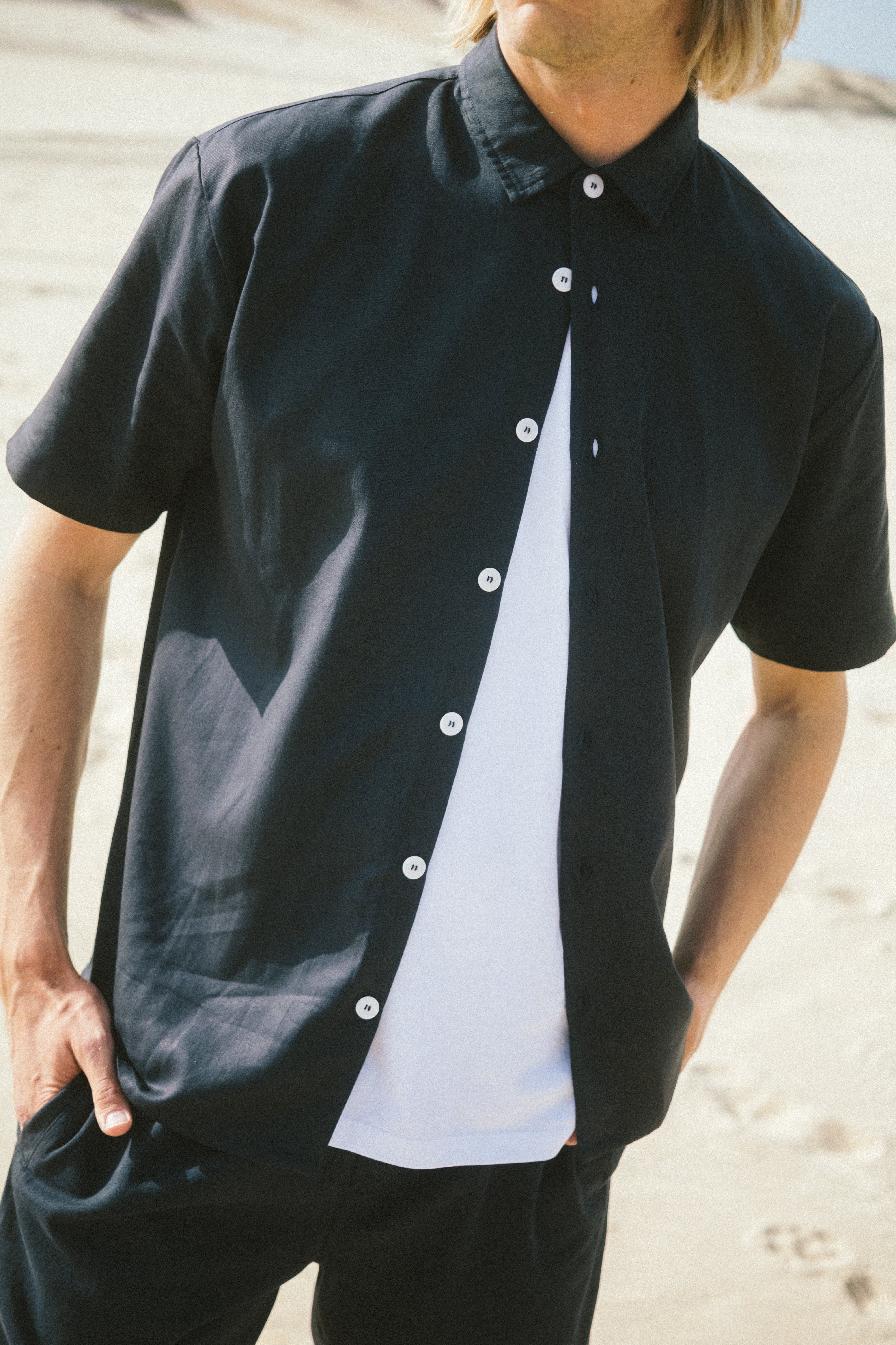 Dunkelblaues Unisex Kurzarm Hemd aus Leinen nachhaltig von SALZWASSER