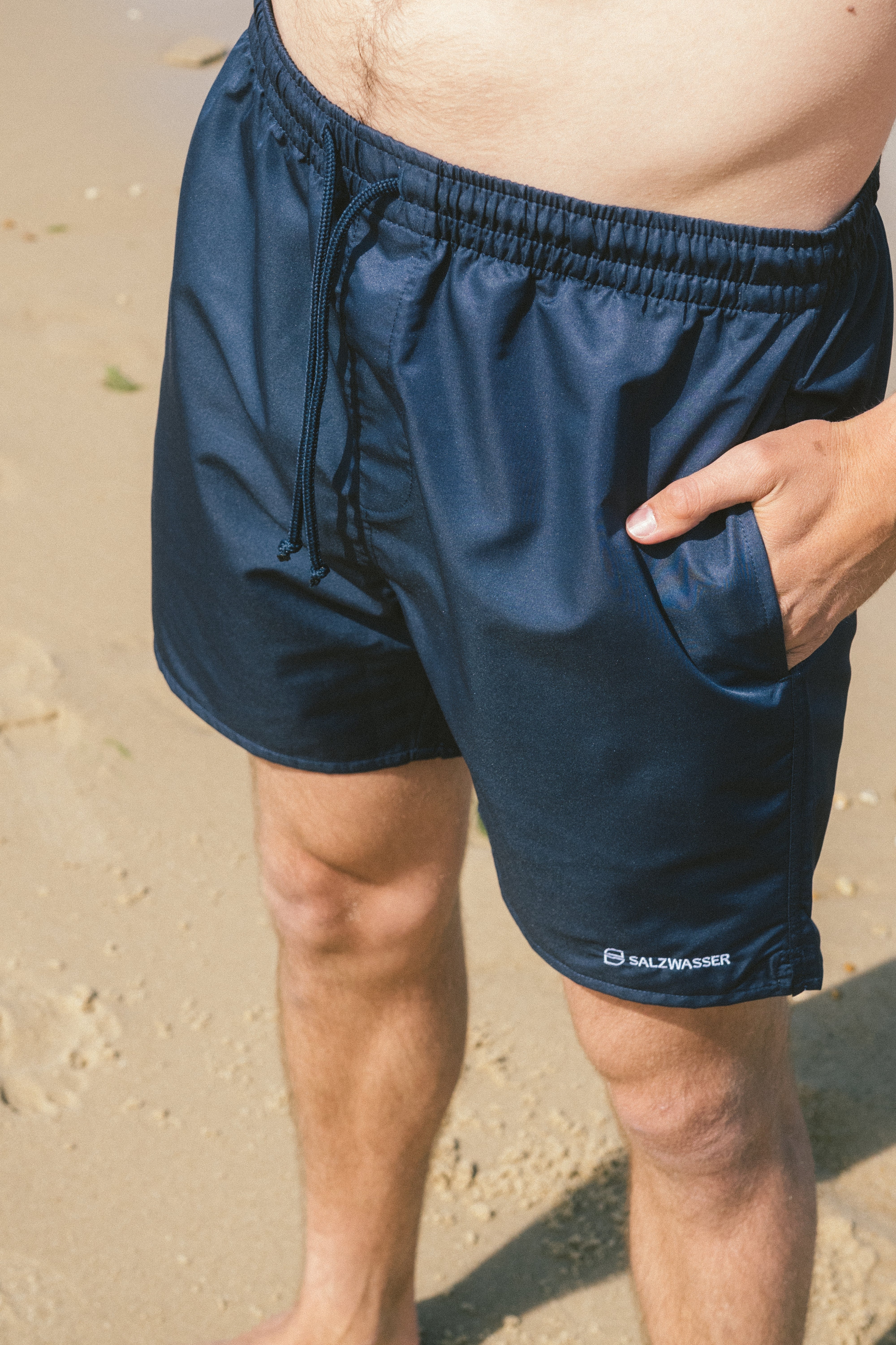 Dunkelblaue swimshort badehose aus Ozeanplastik nachhaltig von SALZWASSER