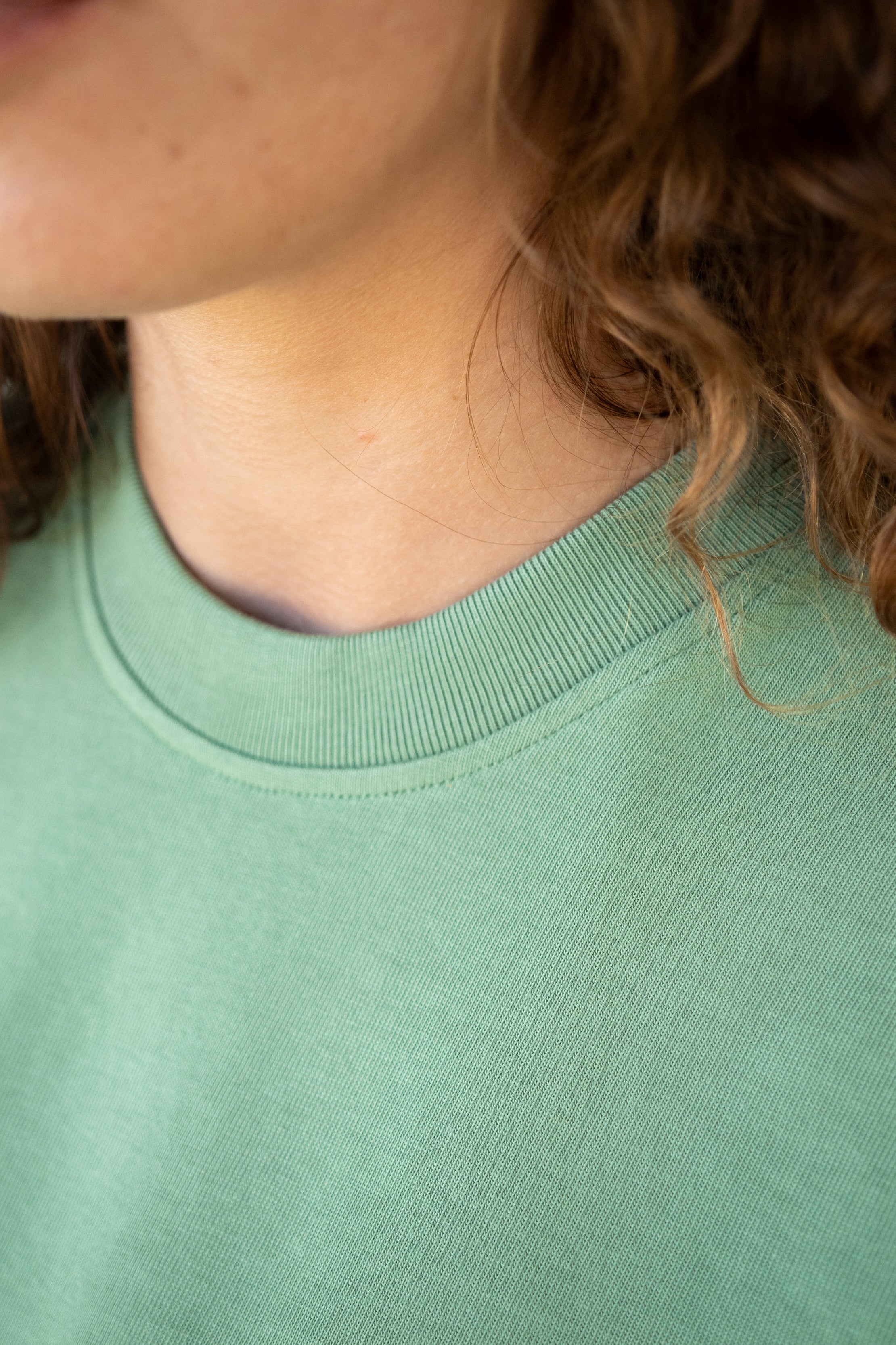 Heavy Cotton Damen T-Shirt mit hohem Kragen in Grün 