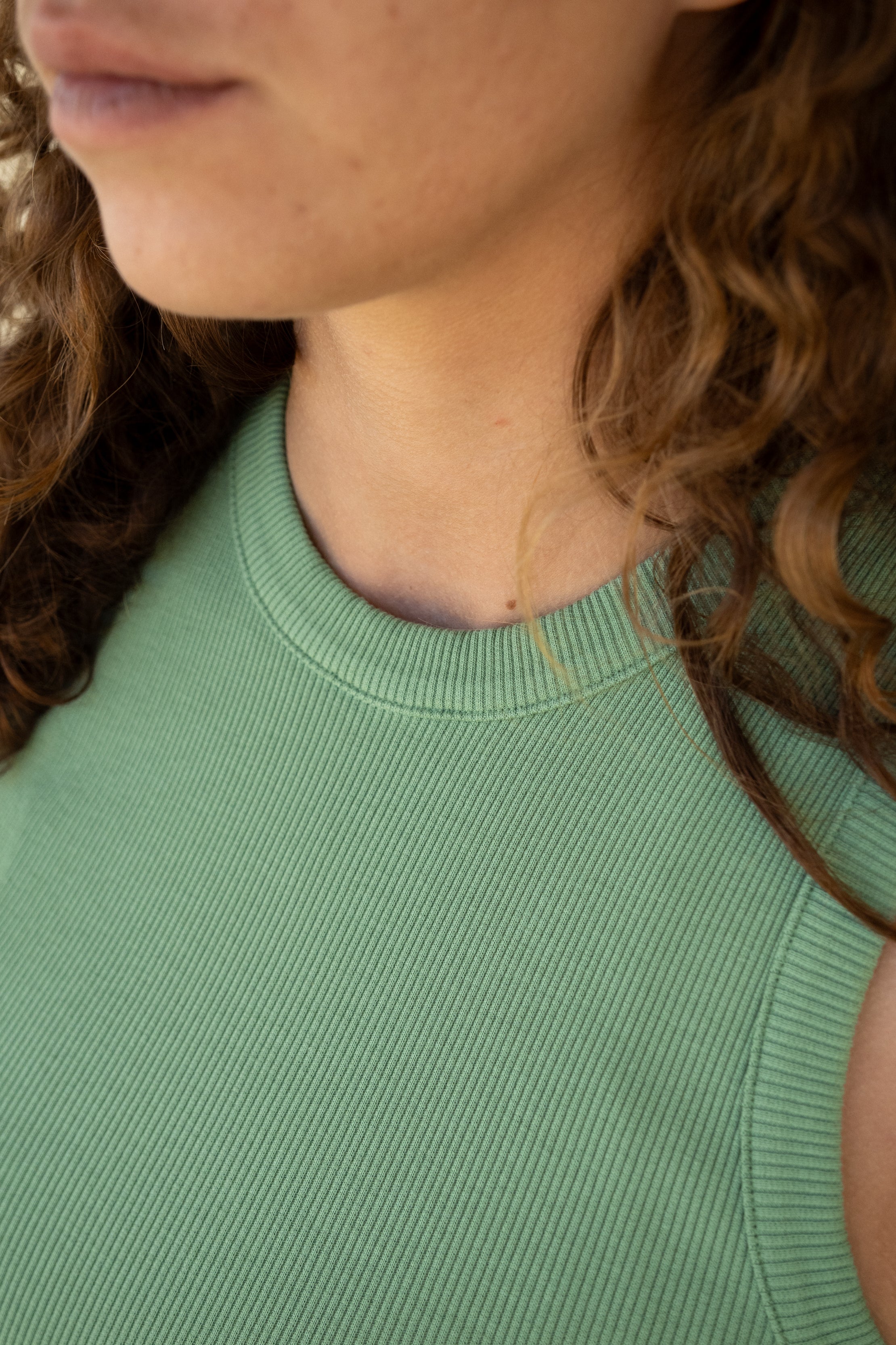 Weiches Ripp top mit engem Halsausschnitt aus Bio Baumwolle