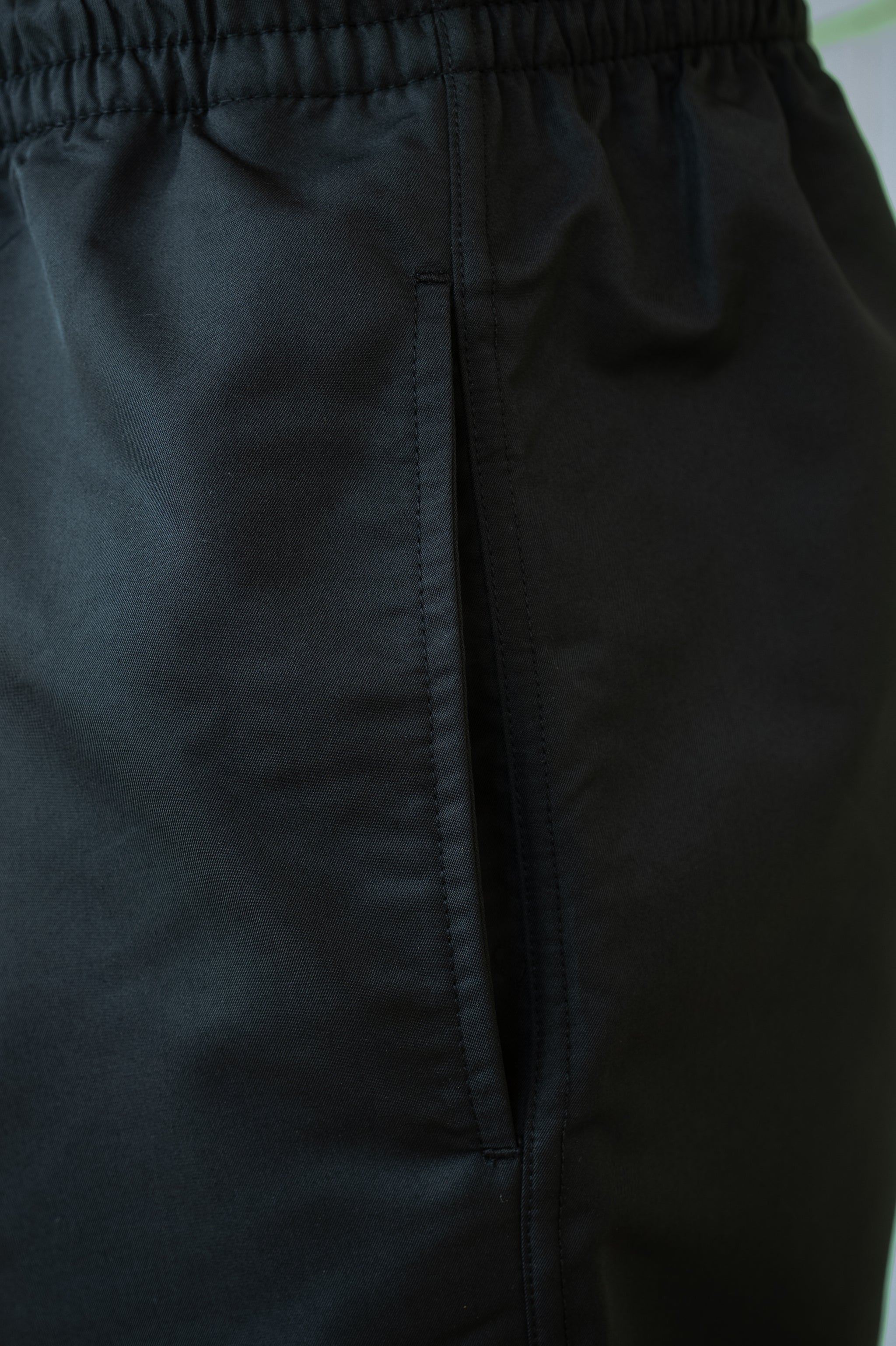 Schwarze Badeshorts mit Seitentasche aus recycling Polyester von SALZWASSER